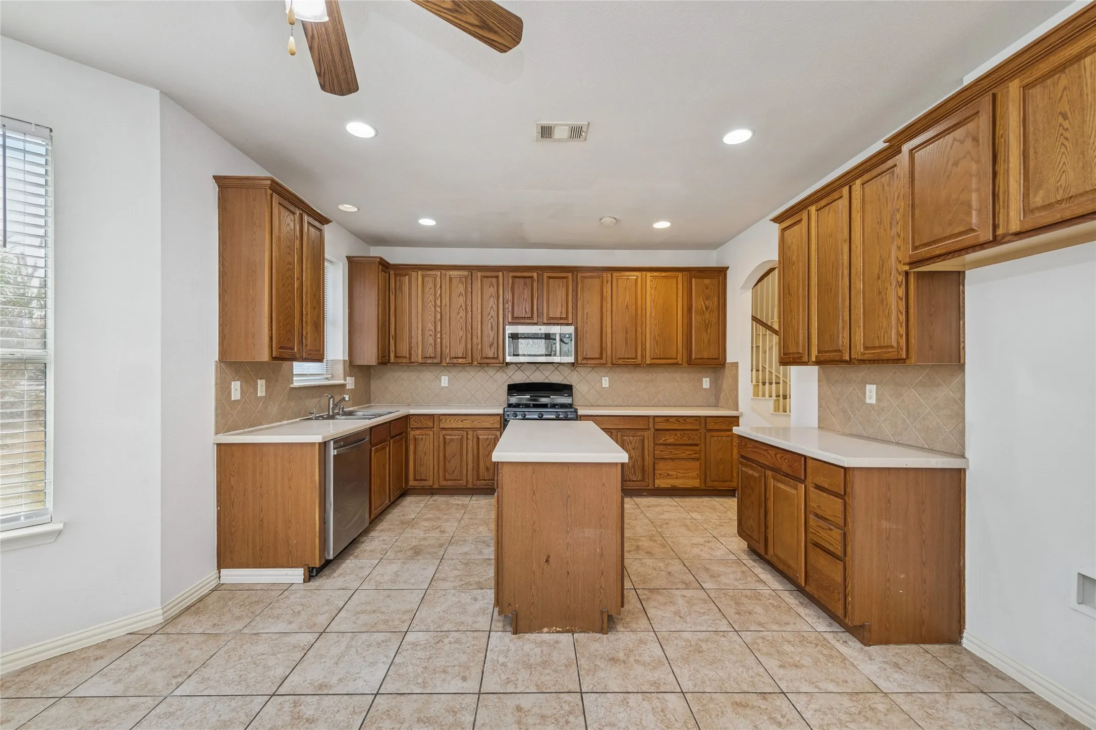 Single Family Residence For Sale in Dallas County , 4921 Kingfisher Lane, Mesquite, Texas 75181, 5 Bedroom, 4 Bathroom, 2 Garage spaces, 3,140 Sqft, built in 2002, mls#21289712, Real Estate Agent in Mesquite, Homes For Sale in Dallas county, Homes For Sale in Mesquite, Realtor in Mesquite Texas, Real Estate Brokerage Independent Realty Texas, Luminita Cordes Realtor