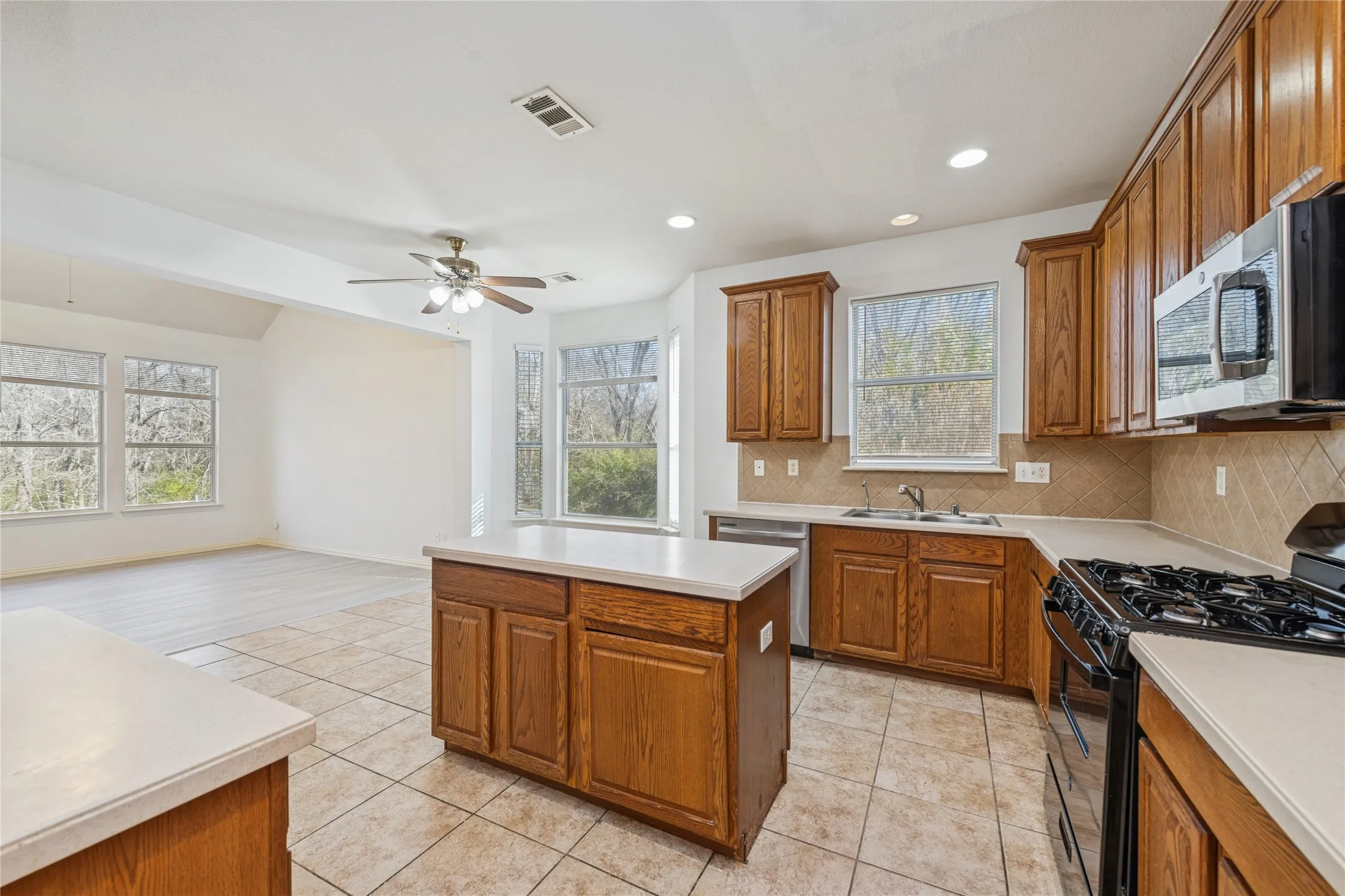 Single Family Residence For Sale in Dallas County , 4921 Kingfisher Lane, Mesquite, Texas 75181, 5 Bedroom, 4 Bathroom, 2 Garage spaces, 3,140 Sqft, built in 2002, mls#21289712, Real Estate Agent in Mesquite, Homes For Sale in Dallas county, Homes For Sale in Mesquite, Realtor in Mesquite Texas, Real Estate Brokerage Independent Realty Texas, Luminita Cordes Realtor