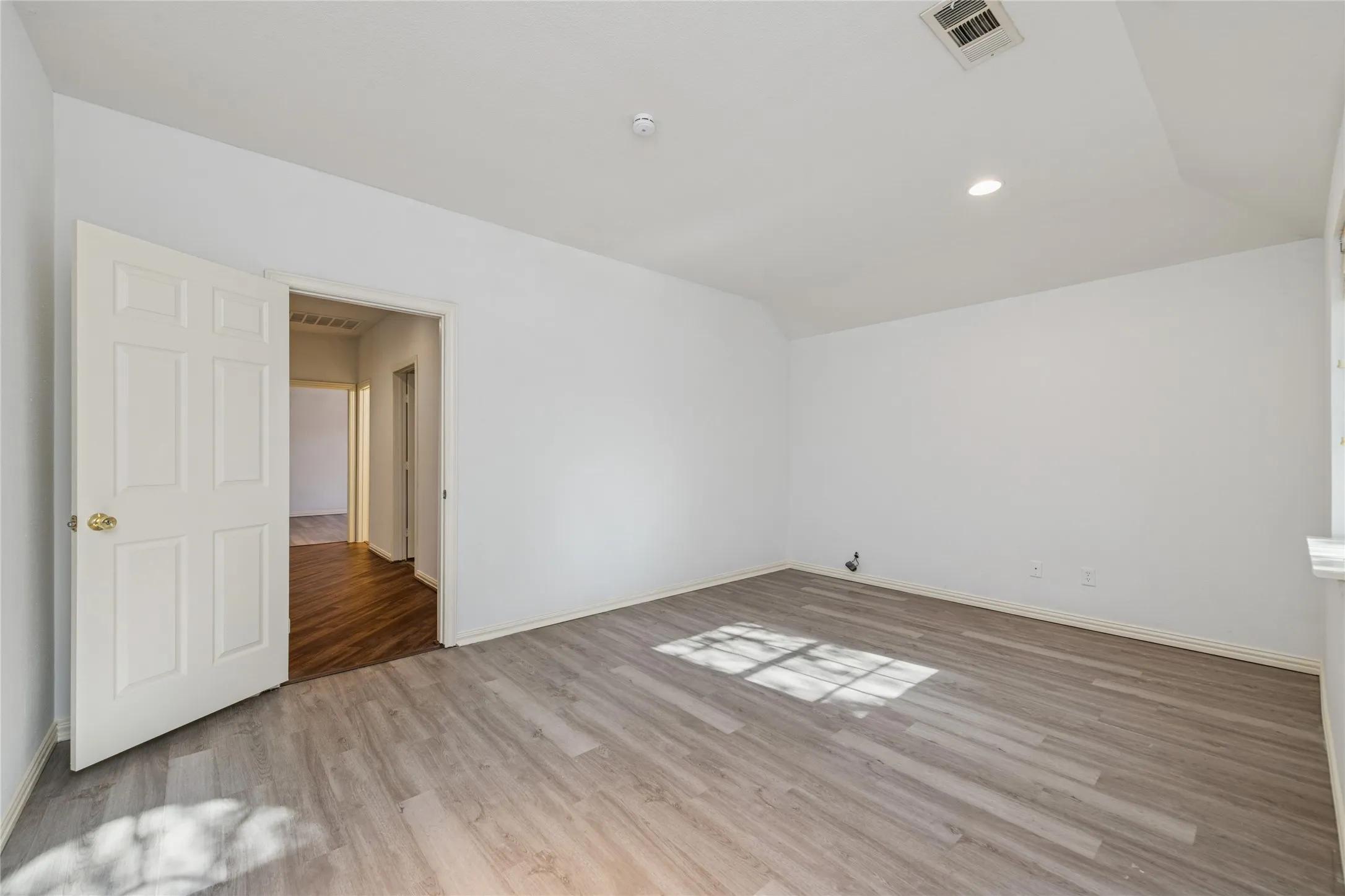 Single Family Residence For Sale in Dallas County , 4921 Kingfisher Lane, Mesquite, Texas 75181, 5 Bedroom, 4 Bathroom, 2 Garage spaces, 3,140 Sqft, built in 2002, mls#21289712, Real Estate Agent in Mesquite, Homes For Sale in Dallas county, Homes For Sale in Mesquite, Realtor in Mesquite Texas, Real Estate Brokerage Independent Realty Texas, Luminita Cordes Realtor
