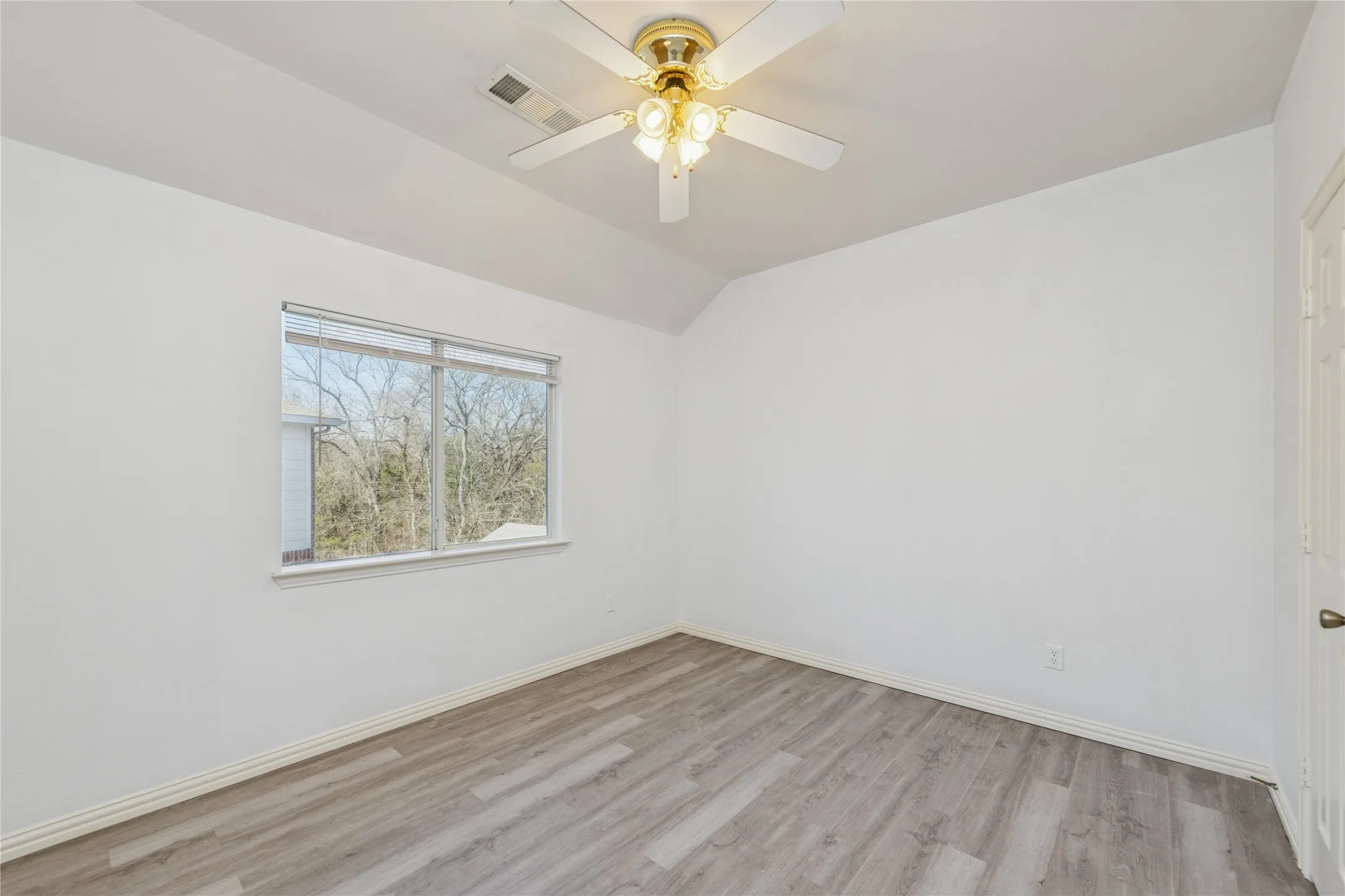Single Family Residence For Sale in Dallas County , 4921 Kingfisher Lane, Mesquite, Texas 75181, 5 Bedroom, 4 Bathroom, 2 Garage spaces, 3,140 Sqft, built in 2002, mls#21289712, Real Estate Agent in Mesquite, Homes For Sale in Dallas county, Homes For Sale in Mesquite, Realtor in Mesquite Texas, Real Estate Brokerage Independent Realty Texas, Luminita Cordes Realtor