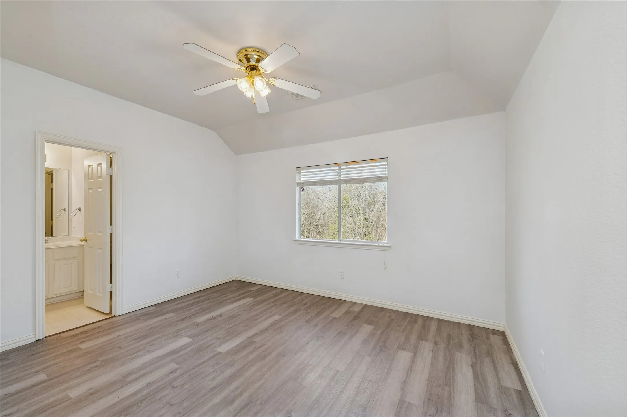 Single Family Residence For Sale in Dallas County , 4921 Kingfisher Lane, Mesquite, Texas 75181, 5 Bedroom, 4 Bathroom, 2 Garage spaces, 3,140 Sqft, built in 2002, mls#21289712, Real Estate Agent in Mesquite, Homes For Sale in Dallas county, Homes For Sale in Mesquite, Realtor in Mesquite Texas, Real Estate Brokerage Independent Realty Texas, Luminita Cordes Realtor