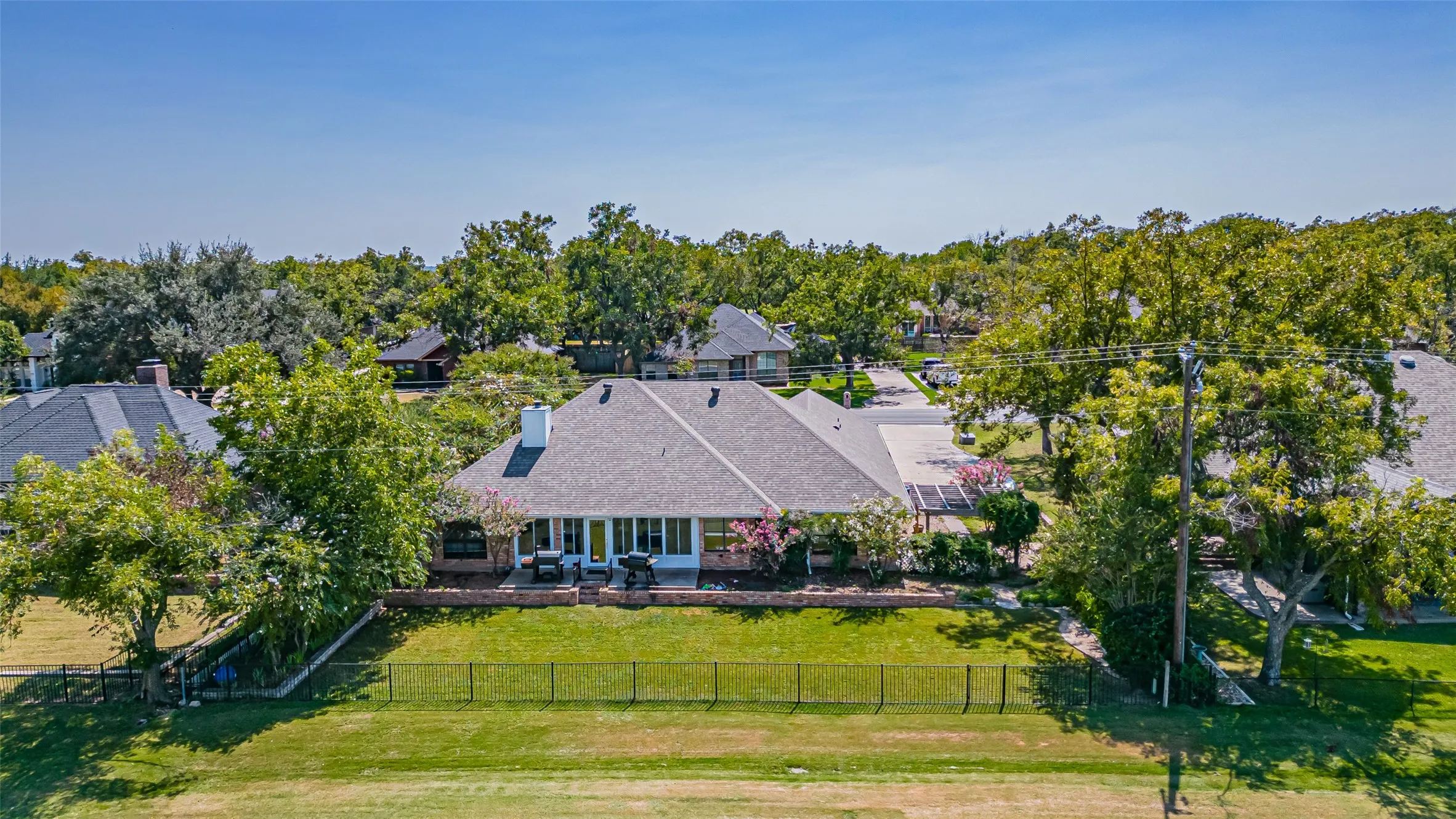 Single Family Residence For Sale in Hood County , 5607 Wedgefield Road, Granbury, Texas 76049, 3 Bedroom, 3 Bathroom, 2 Garage spaces, 2,653 Sqft, built in 1994, mls#21289745, Real Estate Agent in Granbury, Homes For Sale in Hood county, Homes For Sale in Granbury, Realtor in Granbury Texas, Real Estate Brokerage Independent Realty Texas, Luminita Cordes Realtor