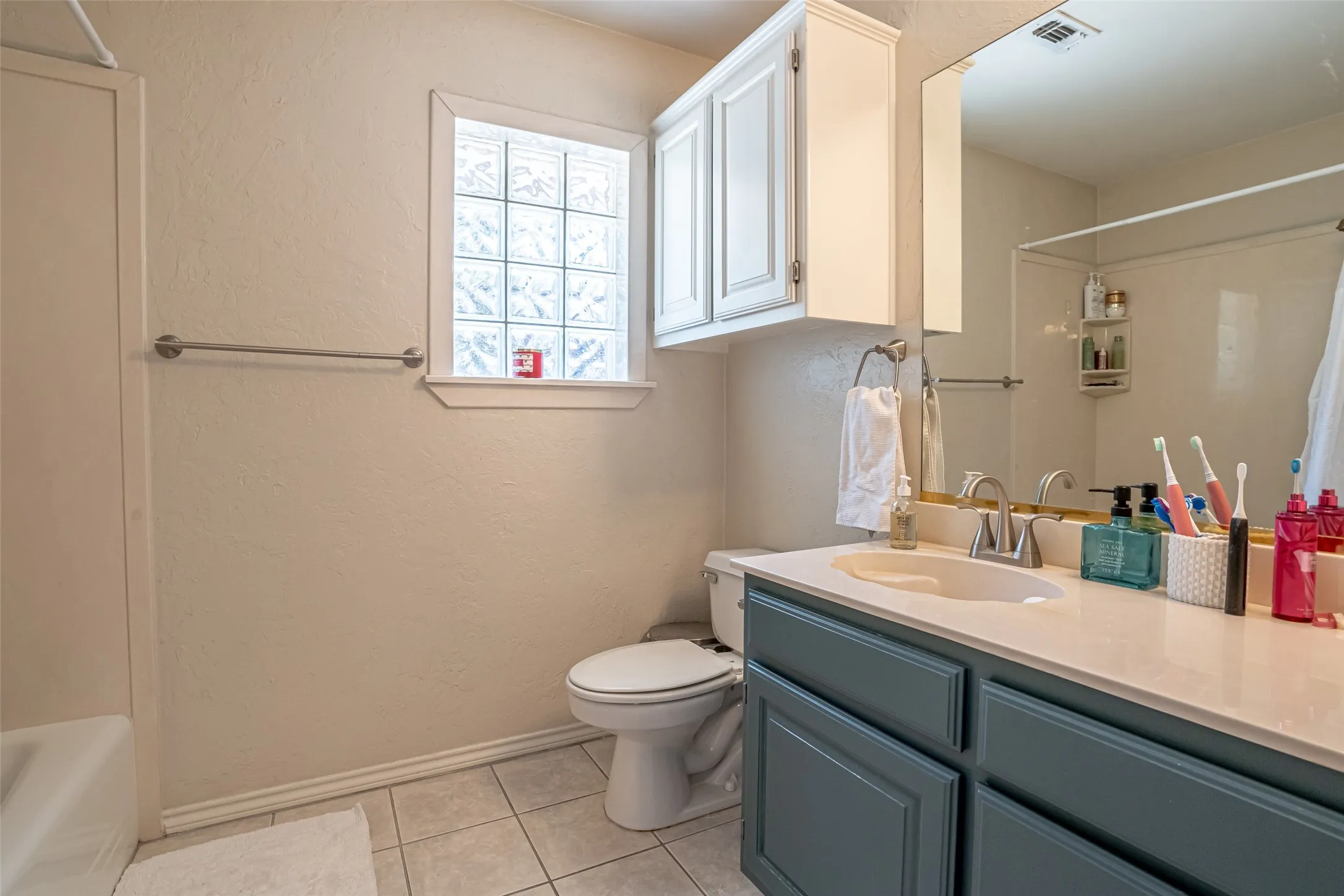 Single Family Residence For Sale in Hood County , 5607 Wedgefield Road, Granbury, Texas 76049, 3 Bedroom, 3 Bathroom, 2 Garage spaces, 2,653 Sqft, built in 1994, mls#21289745, Real Estate Agent in Granbury, Homes For Sale in Hood county, Homes For Sale in Granbury, Realtor in Granbury Texas, Real Estate Brokerage Independent Realty Texas, Luminita Cordes Realtor