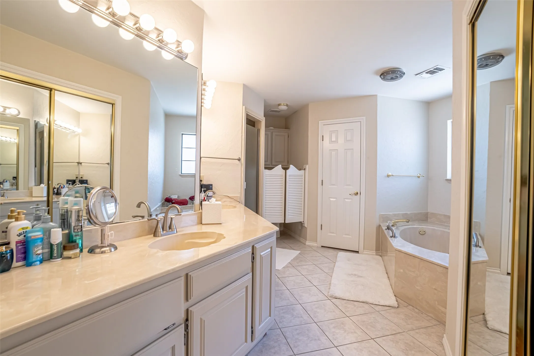 Single Family Residence For Sale in Hood County , 5607 Wedgefield Road, Granbury, Texas 76049, 3 Bedroom, 3 Bathroom, 2 Garage spaces, 2,653 Sqft, built in 1994, mls#21289745, Real Estate Agent in Granbury, Homes For Sale in Hood county, Homes For Sale in Granbury, Realtor in Granbury Texas, Real Estate Brokerage Independent Realty Texas, Luminita Cordes Realtor