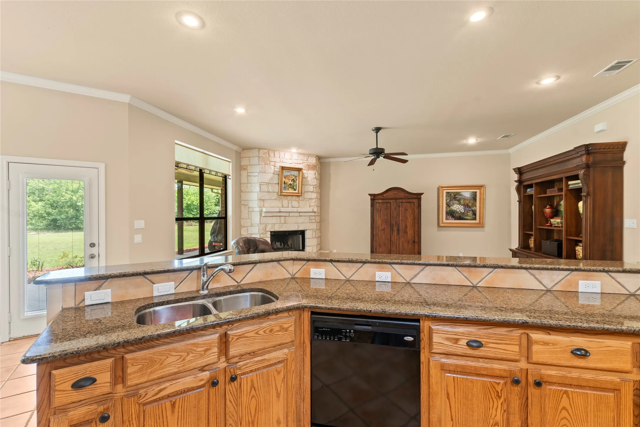 Single Family Residence For Sale in Henderson County , 10226 Aaron Avenue, Eustace, Texas 75124, 4 Bedroom, 3 Bathroom, 3 Garage spaces, 2,506 Sqft, built in 2004, mls#21287113, Real Estate Agent in Eustace, Homes For Sale in Henderson county, Homes For Sale in Eustace, Realtor in Eustace Texas, Real Estate Brokerage Independent Realty Texas, Luminita Cordes Realtor