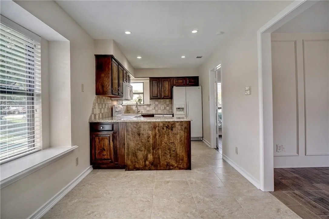 Single Family Residence For Rent in Dallas County , 753 Eagle Drive, Coppell, Texas 75019, 3 Bedrooms, 3 Bathrooms, 2 Garage spaces, 1,754 Sqft, built in 1984, Price $2,900, mls#21241462, Real Estate Agent in Coppell, Homes For Rent in Dallas county, Homes For Rent in Coppell, Realtor in Coppell Texas, Real Estate Brokerage Independent Realty Texas, Luminita Cordes Realtor
