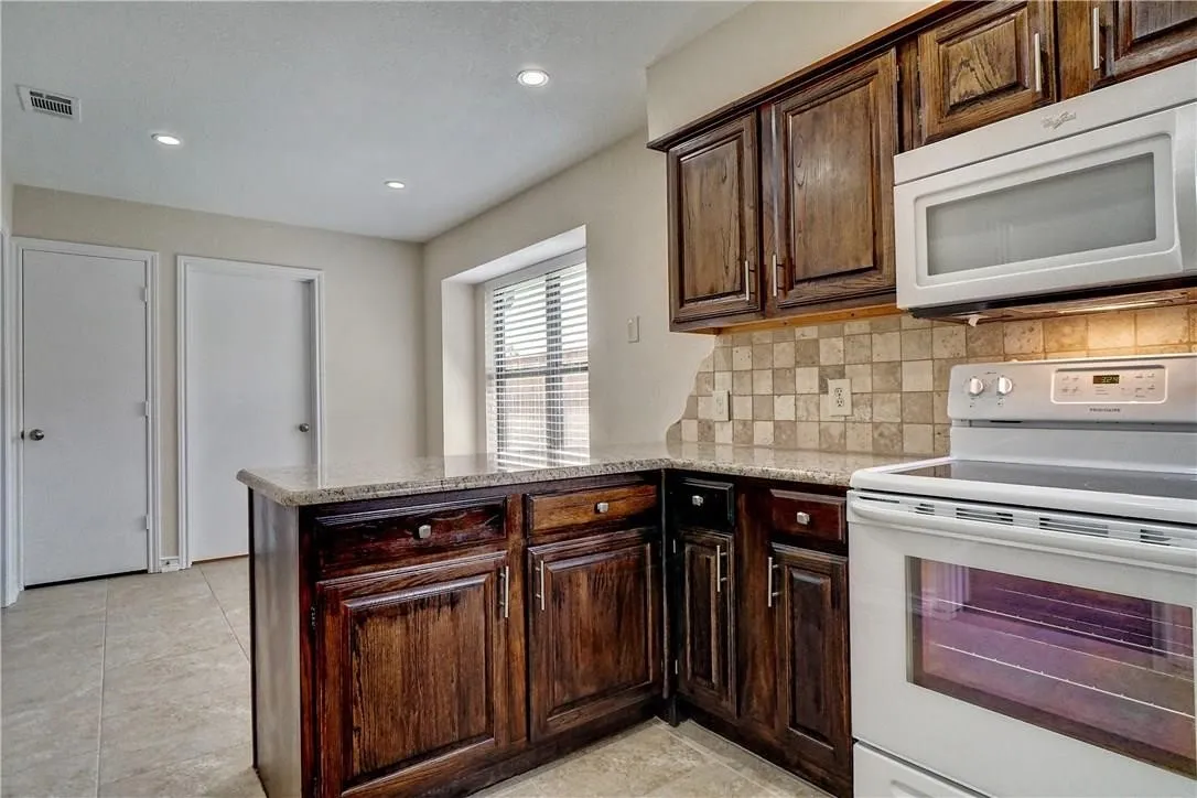 Single Family Residence For Rent in Dallas County , 753 Eagle Drive, Coppell, Texas 75019, 3 Bedrooms, 3 Bathrooms, 2 Garage spaces, 1,754 Sqft, built in 1984, Price $2,900, mls#21241462, Real Estate Agent in Coppell, Homes For Rent in Dallas county, Homes For Rent in Coppell, Realtor in Coppell Texas, Real Estate Brokerage Independent Realty Texas, Luminita Cordes Realtor