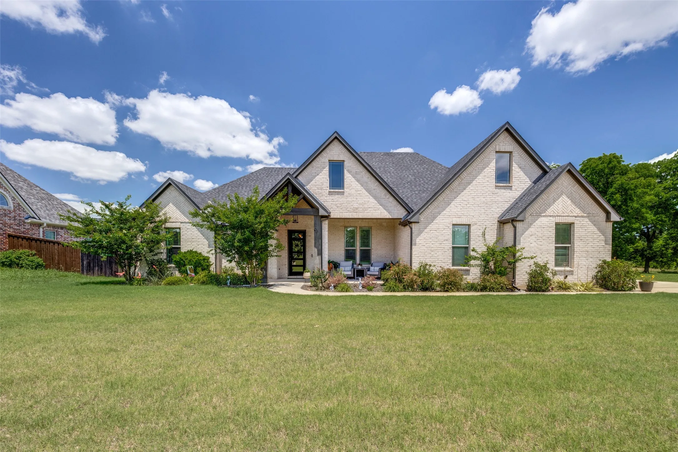 Single Family Residence For Sale in Fannin County , 1105 Ranch Drive, Bonham, Texas 75418, 3 Bedroom, 3 Bathroom, 2 Garage spaces, 2,440 Sqft, built in 2022, mls#21288574, Real Estate Agent in Bonham, Homes For Sale in Fannin county, Homes For Sale in Bonham, Realtor in Bonham Texas, Real Estate Brokerage Independent Realty Texas, Luminita Cordes Realtor