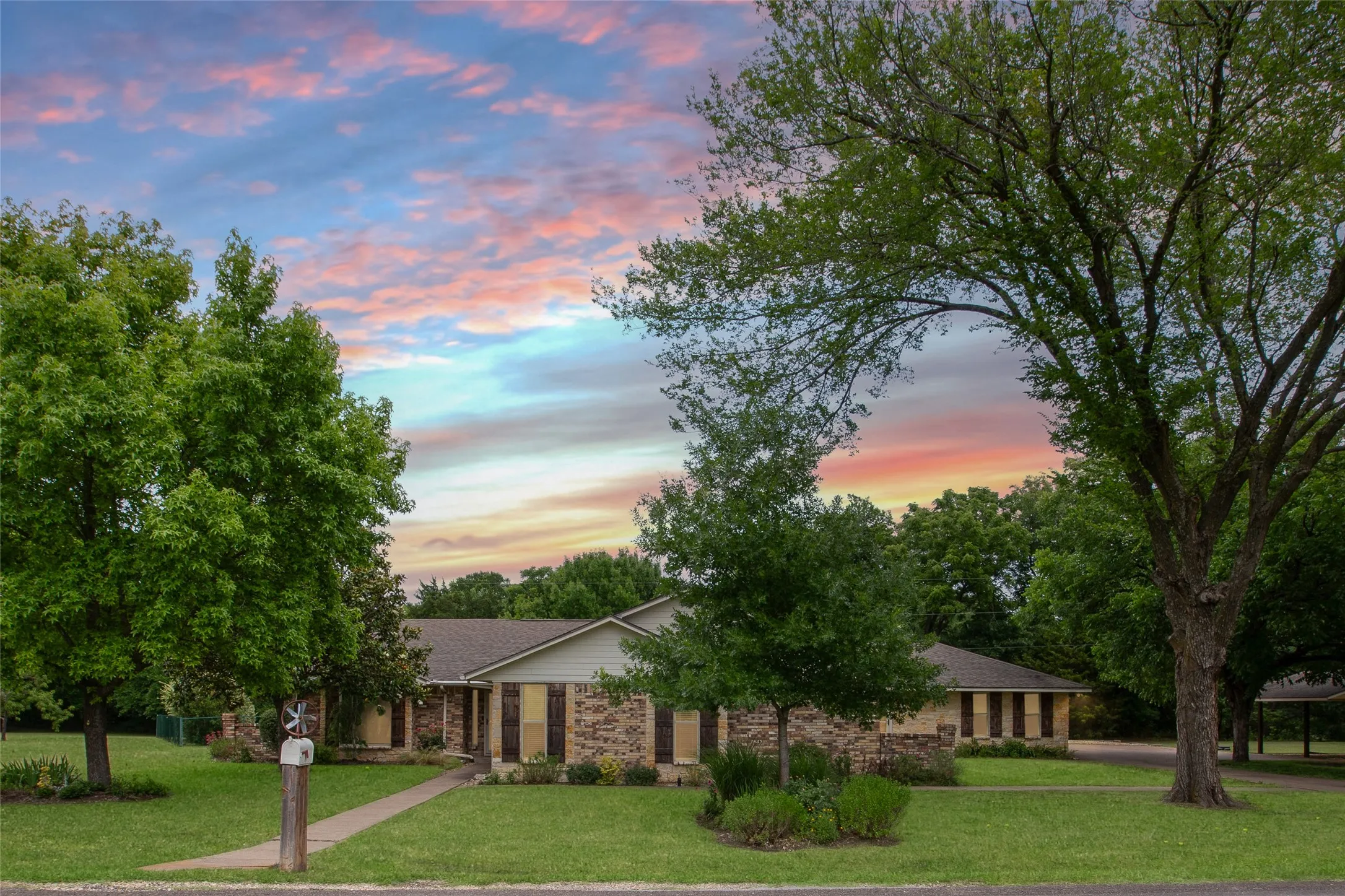 Single Family Residence For Sale in Ellis County , 107 Oak Creek Lane, Ovilla, Texas 75154, 6 Bedroom, 4 Bathroom, 2 Garage spaces, 3,564 Sqft, built in 1975, mls#21289461, Real Estate Agent in Ovilla, Homes For Sale in Ellis county, Homes For Sale in Ovilla, Realtor in Ovilla Texas, Real Estate Brokerage Independent Realty Texas, Luminita Cordes Realtor