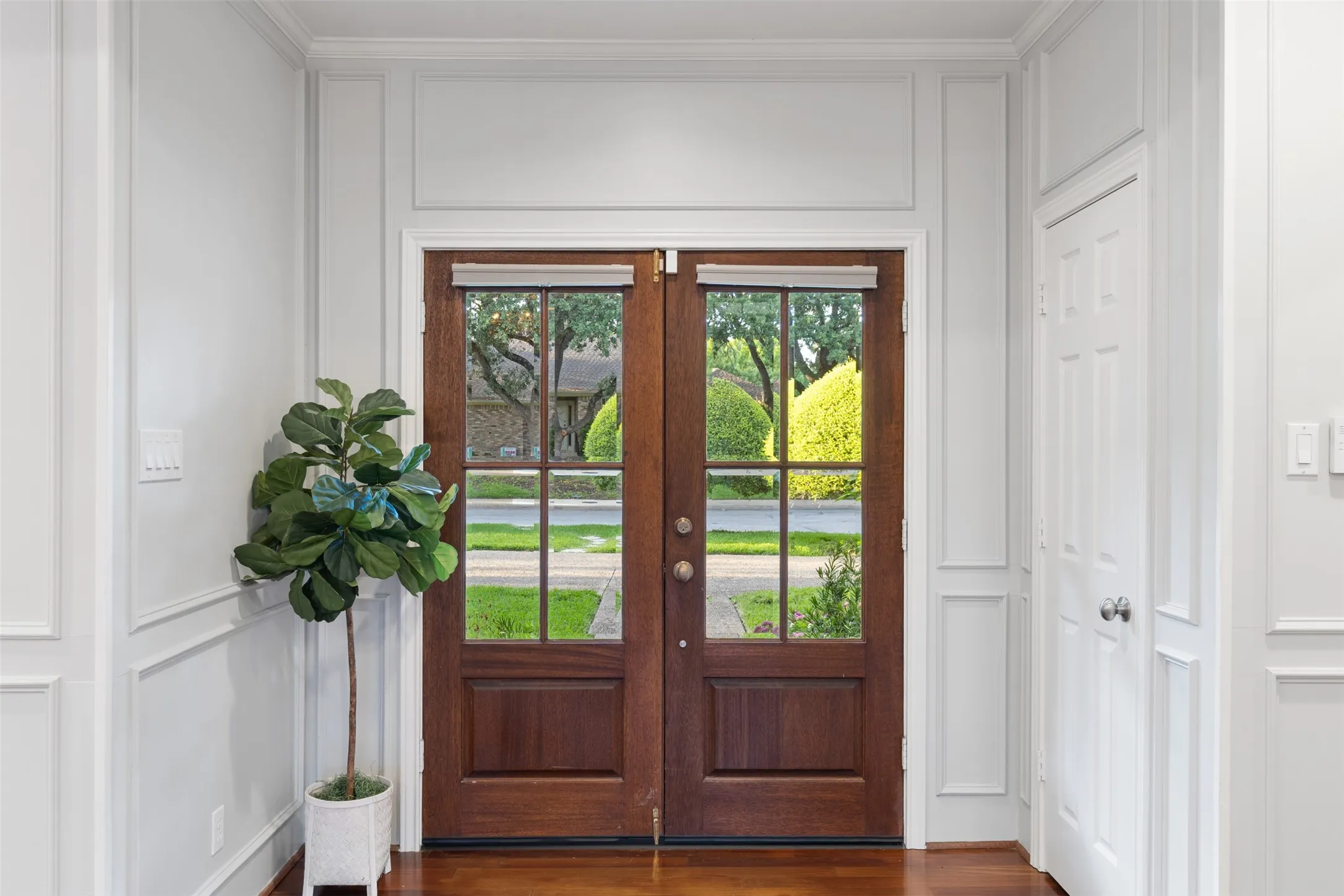 View out of front​​‌​​​​‌​​‌‌​‌‌​​​‌‌​‌​‌​‌​​​‌​​ door.