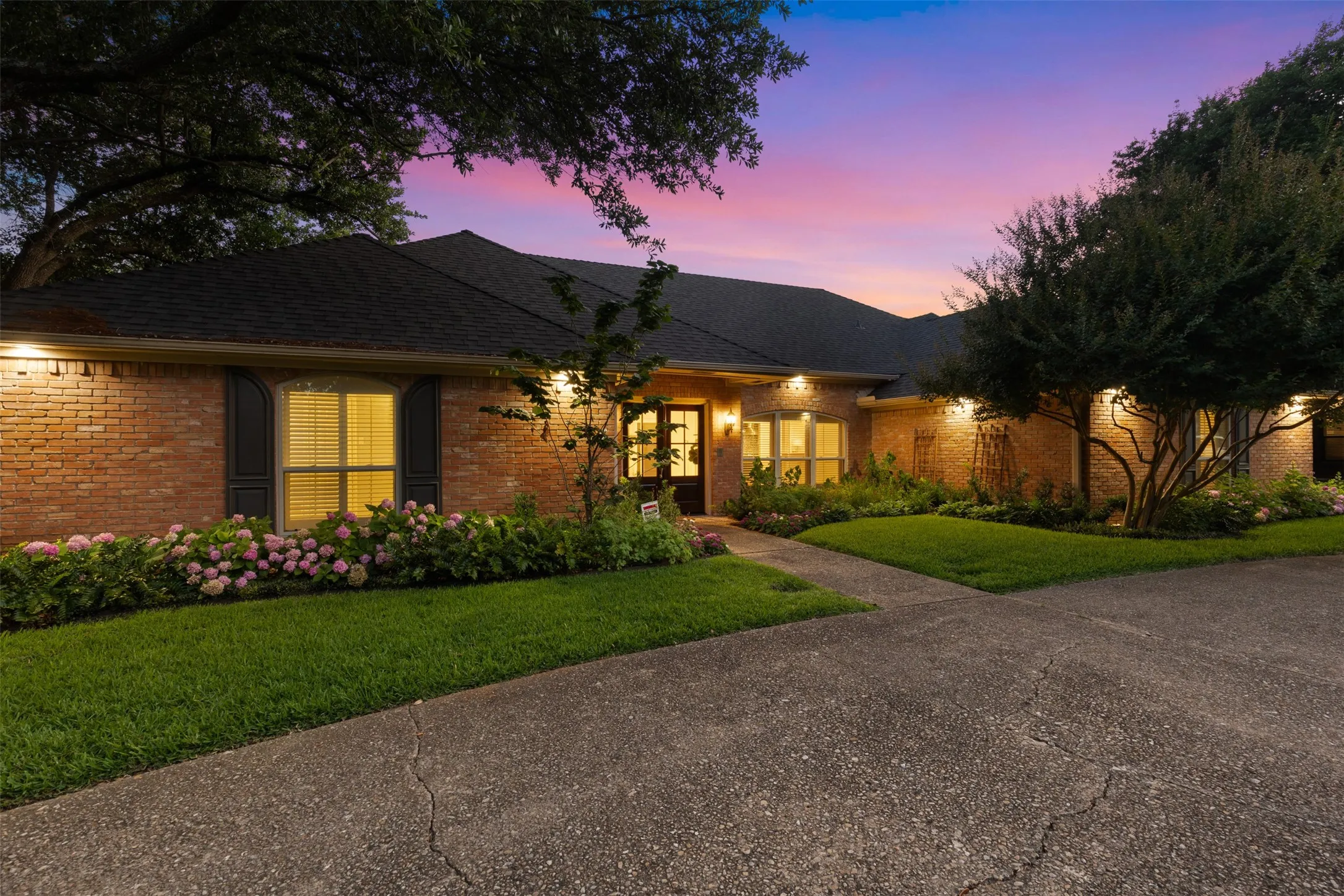 Single Family Residence For Sale in Dallas County , 9604 Robin Meadow Drive, Dallas, Texas 75243, 4 Bedroom, 3 Bathroom, 2 Garage spaces, 3,250 Sqft, built in 1981, mls#21286387, Real Estate Agent in Dallas, Homes For Sale in Dallas county, Homes For Sale in Dallas, Realtor in Dallas Texas, Real Estate Brokerage Independent Realty Texas, Luminita Cordes Realtor
