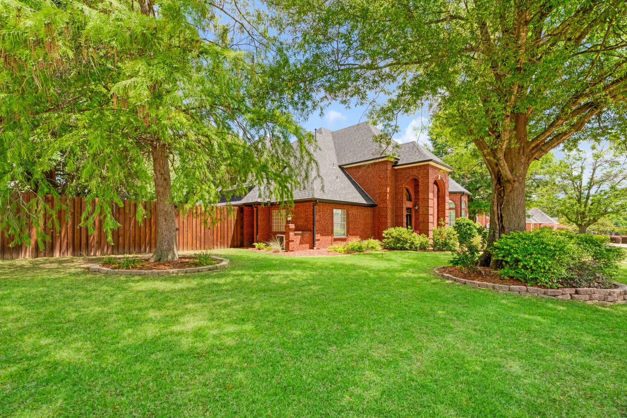Single Family Residence For Sale in Lamar County , 3035 Oak Creek Drive, Paris, Texas 75462, 5 Bedroom, 4 Bathroom, 3 Garage spaces, 4,366 Sqft, built in 1995, mls#21288018, Real Estate Agent in Paris, Homes For Sale in Lamar county, Homes For Sale in Paris, Realtor in Paris Texas, Real Estate Brokerage Independent Realty Texas, Luminita Cordes Realtor