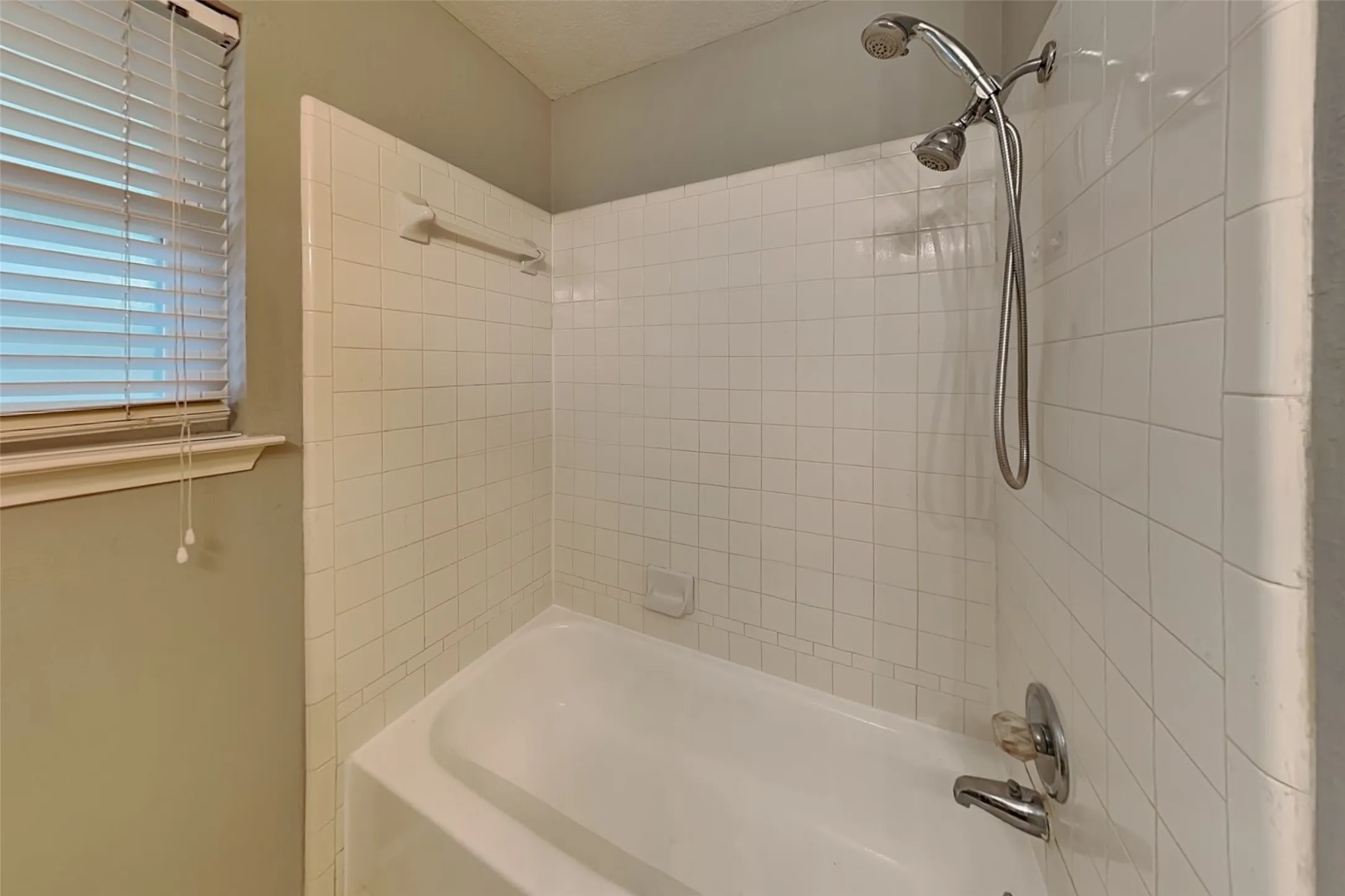 Single Family Residence For Rent in Tarrant County , 260 Rancho Grande Trail, Keller, Texas 76248, 3 Bedroom, 2 Bathroom, 2 Garage spaces, 1,566 Sqft, built in 1988, mls#21289856, Real Estate Agent in Keller, Homes For Rent in Tarrant county, Homes For Rent in Keller, Realtor in Keller Texas, Real Estate Brokerage Independent Realty Texas, Luminita Cordes Realtor
