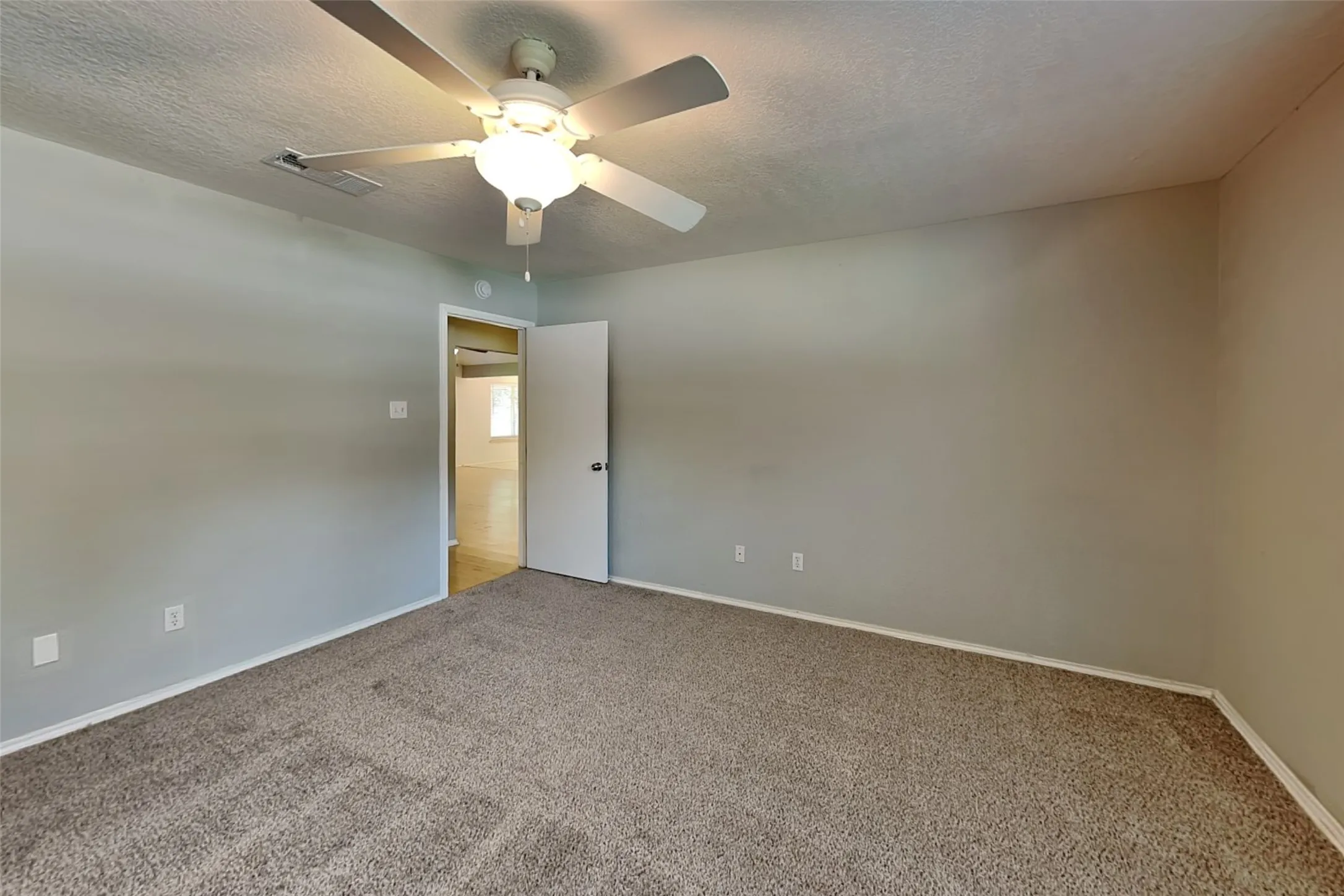 Single Family Residence For Rent in Tarrant County , 260 Rancho Grande Trail, Keller, Texas 76248, 3 Bedroom, 2 Bathroom, 2 Garage spaces, 1,566 Sqft, built in 1988, mls#21289856, Real Estate Agent in Keller, Homes For Rent in Tarrant county, Homes For Rent in Keller, Realtor in Keller Texas, Real Estate Brokerage Independent Realty Texas, Luminita Cordes Realtor