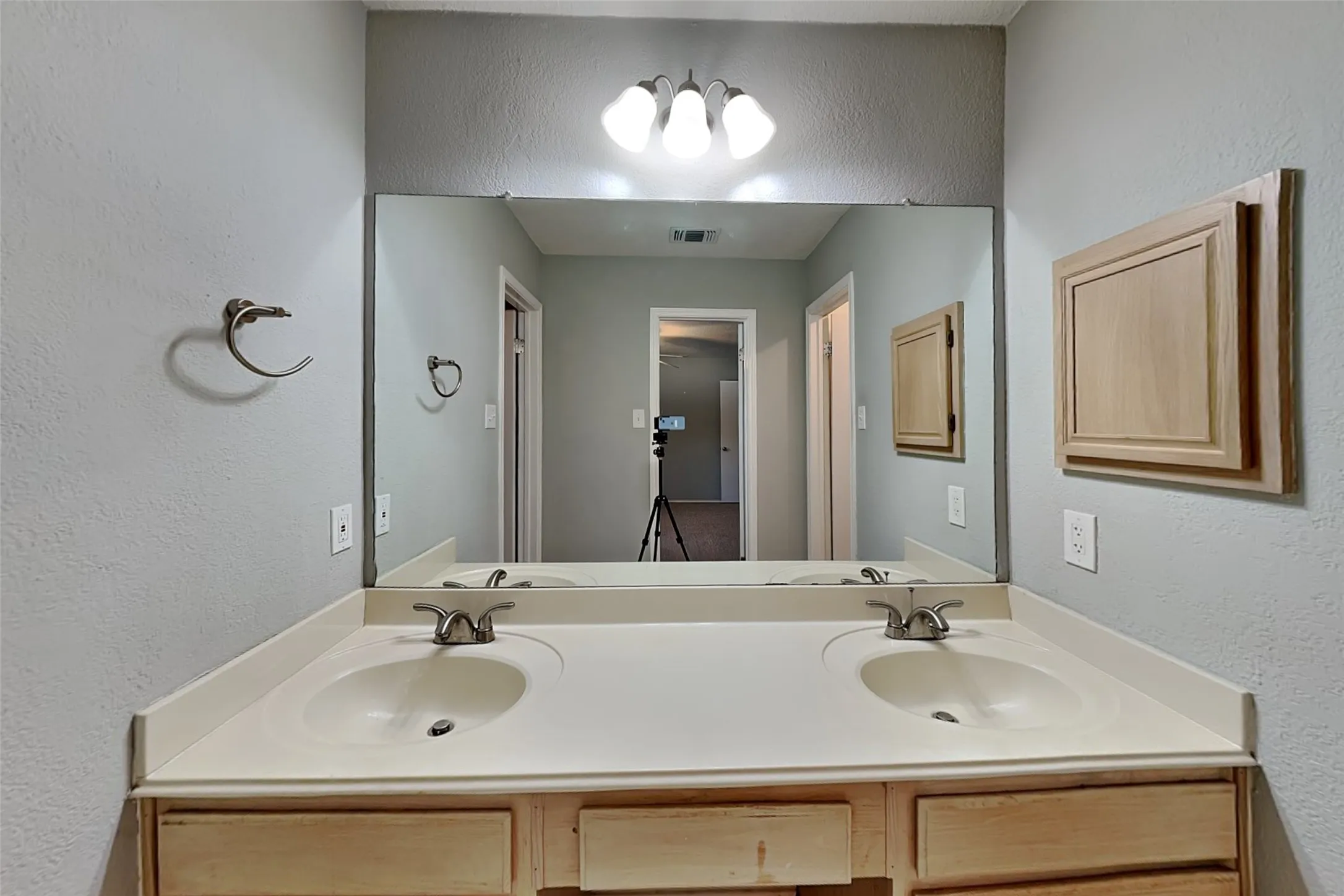 Single Family Residence For Rent in Tarrant County , 260 Rancho Grande Trail, Keller, Texas 76248, 3 Bedroom, 2 Bathroom, 2 Garage spaces, 1,566 Sqft, built in 1988, mls#21289856, Real Estate Agent in Keller, Homes For Rent in Tarrant county, Homes For Rent in Keller, Realtor in Keller Texas, Real Estate Brokerage Independent Realty Texas, Luminita Cordes Realtor