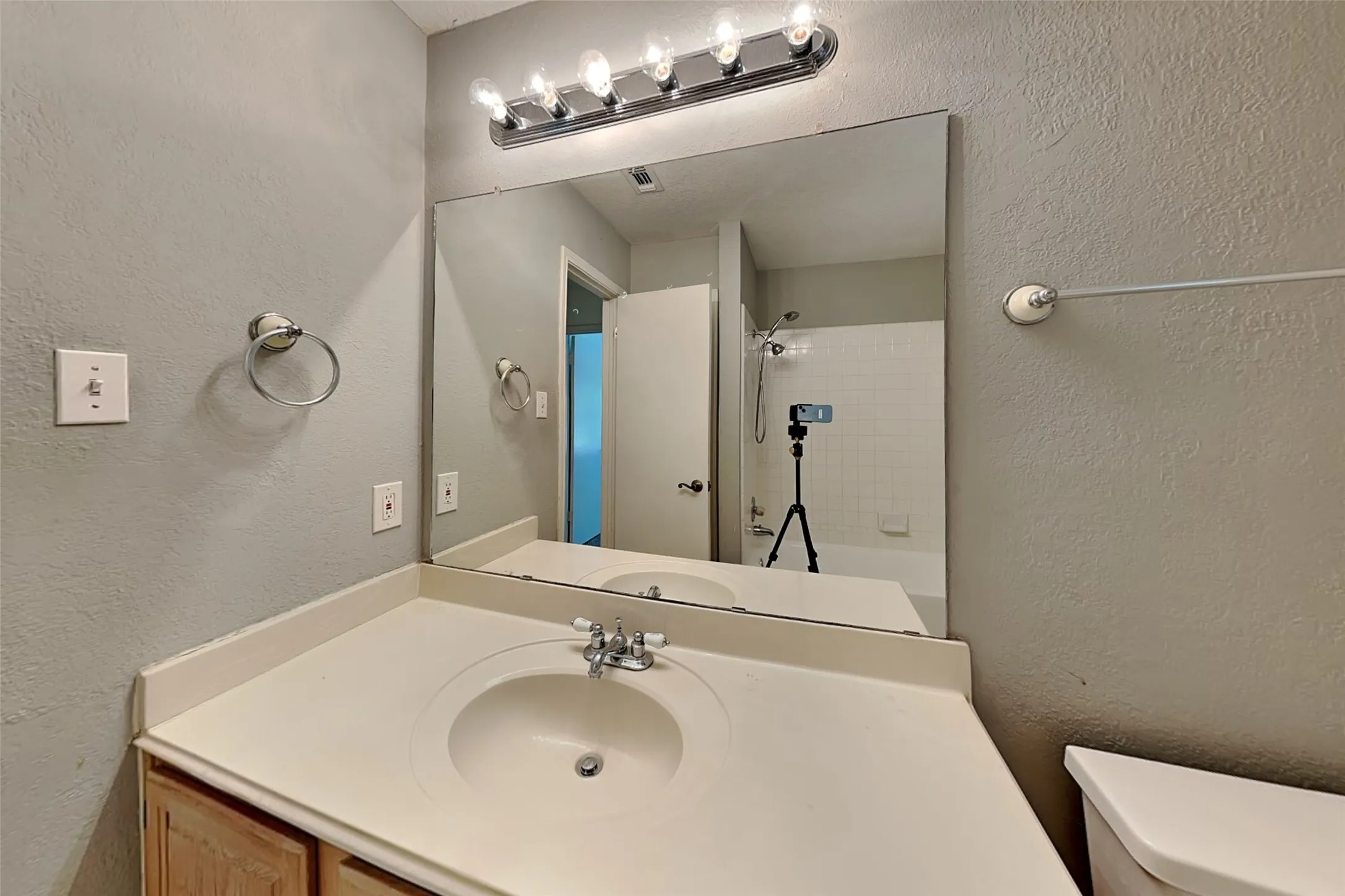 Single Family Residence For Rent in Tarrant County , 260 Rancho Grande Trail, Keller, Texas 76248, 3 Bedroom, 2 Bathroom, 2 Garage spaces, 1,566 Sqft, built in 1988, mls#21289856, Real Estate Agent in Keller, Homes For Rent in Tarrant county, Homes For Rent in Keller, Realtor in Keller Texas, Real Estate Brokerage Independent Realty Texas, Luminita Cordes Realtor