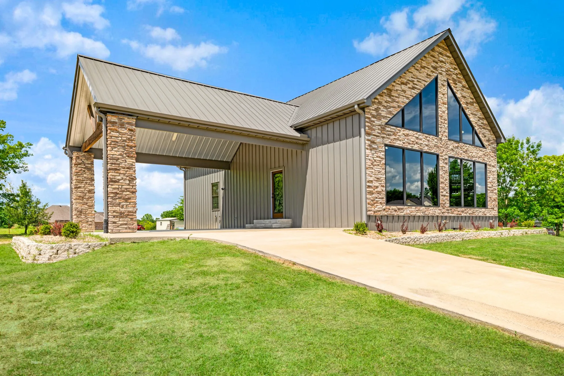Single Family Residence For Sale in Lamar County , 209 Helena Drive, Powderly, Texas 75473, 3 Bedroom, 2 Bathroom, Garage spaces, 2,334 Sqft, built in 2022, mls#21289778, Real Estate Agent in Powderly, Homes For Sale in Lamar county, Homes For Sale in Powderly, Realtor in Powderly Texas, Real Estate Brokerage Independent Realty Texas, Luminita Cordes Realtor