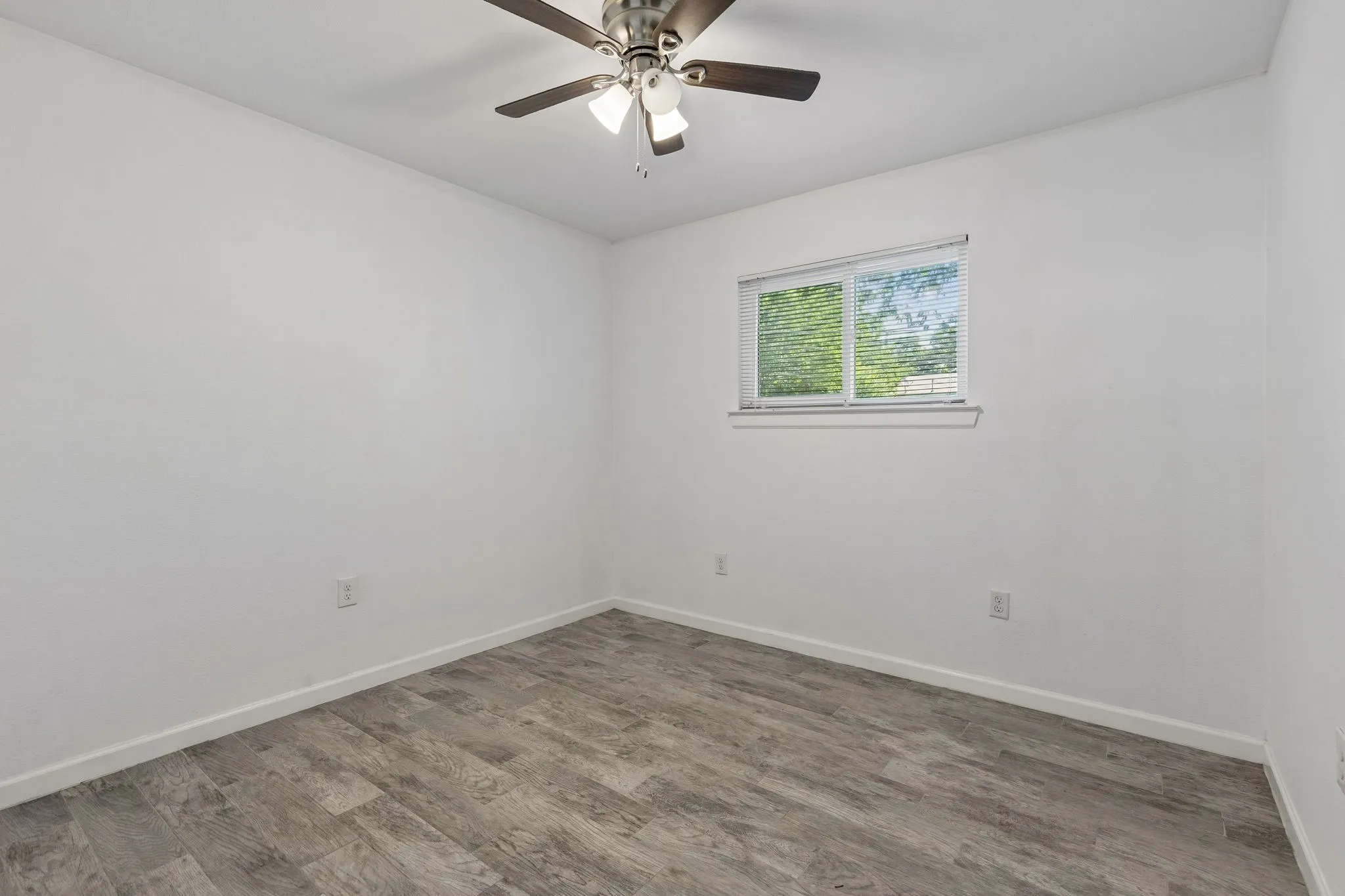 Single Family Residence For Sale in Tarrant County , 2013 Alan A Dale Road, Arlington, Texas 76013, 3 Bedroom, 2 Bathroom, Garage spaces, 1,376 Sqft, built in 1959, mls#21287019, Real Estate Agent in Arlington, Homes For Sale in Tarrant county, Homes For Sale in Arlington, Realtor in Arlington Texas, Real Estate Brokerage Independent Realty Texas, Luminita Cordes Realtor