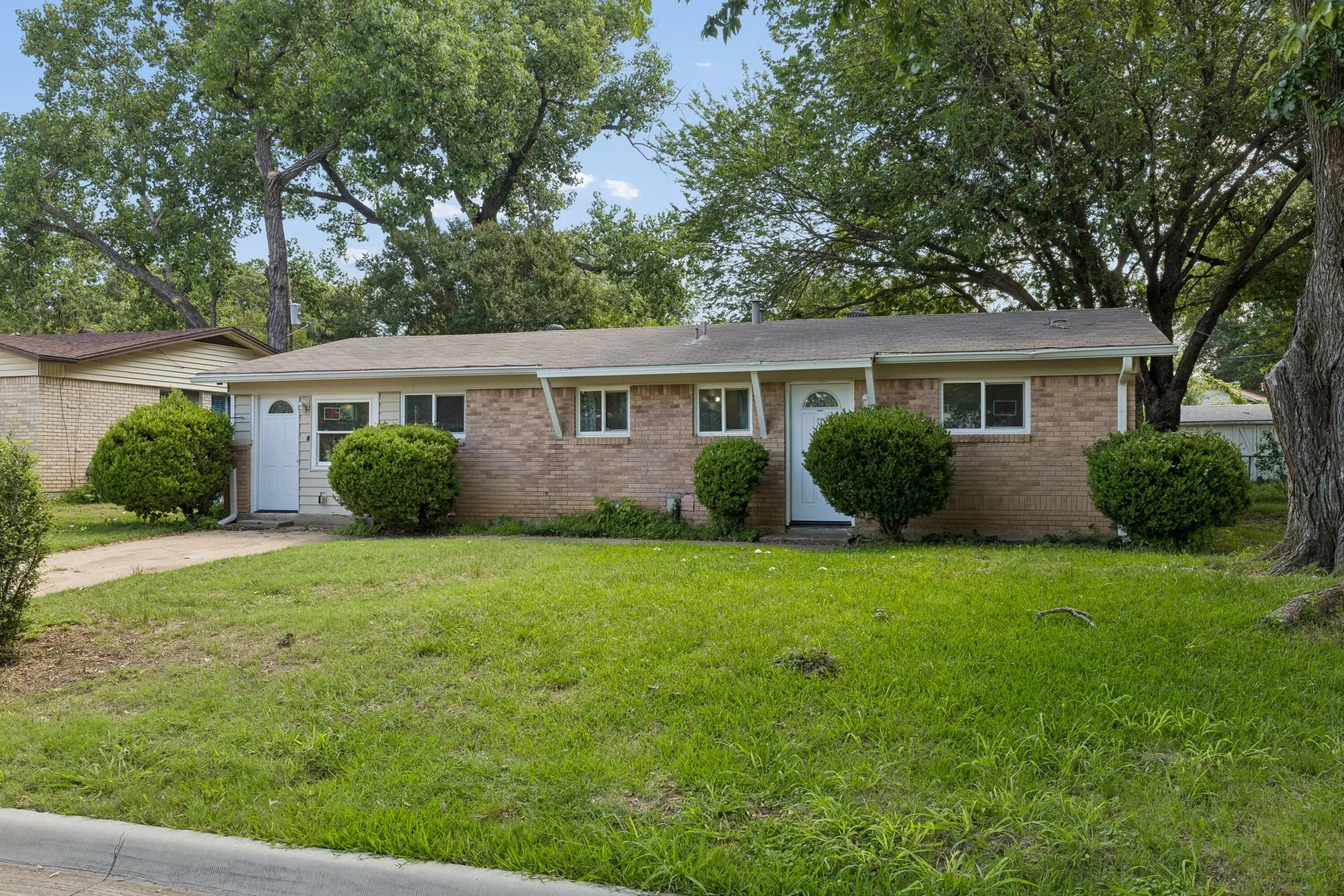 Single Family Residence For Sale in Tarrant County , 2013 Alan A Dale Road, Arlington, Texas 76013, 3 Bedroom, 2 Bathroom, Garage spaces, 1,376 Sqft, built in 1959, mls#21287019, Real Estate Agent in Arlington, Homes For Sale in Tarrant county, Homes For Sale in Arlington, Realtor in Arlington Texas, Real Estate Brokerage Independent Realty Texas, Luminita Cordes Realtor