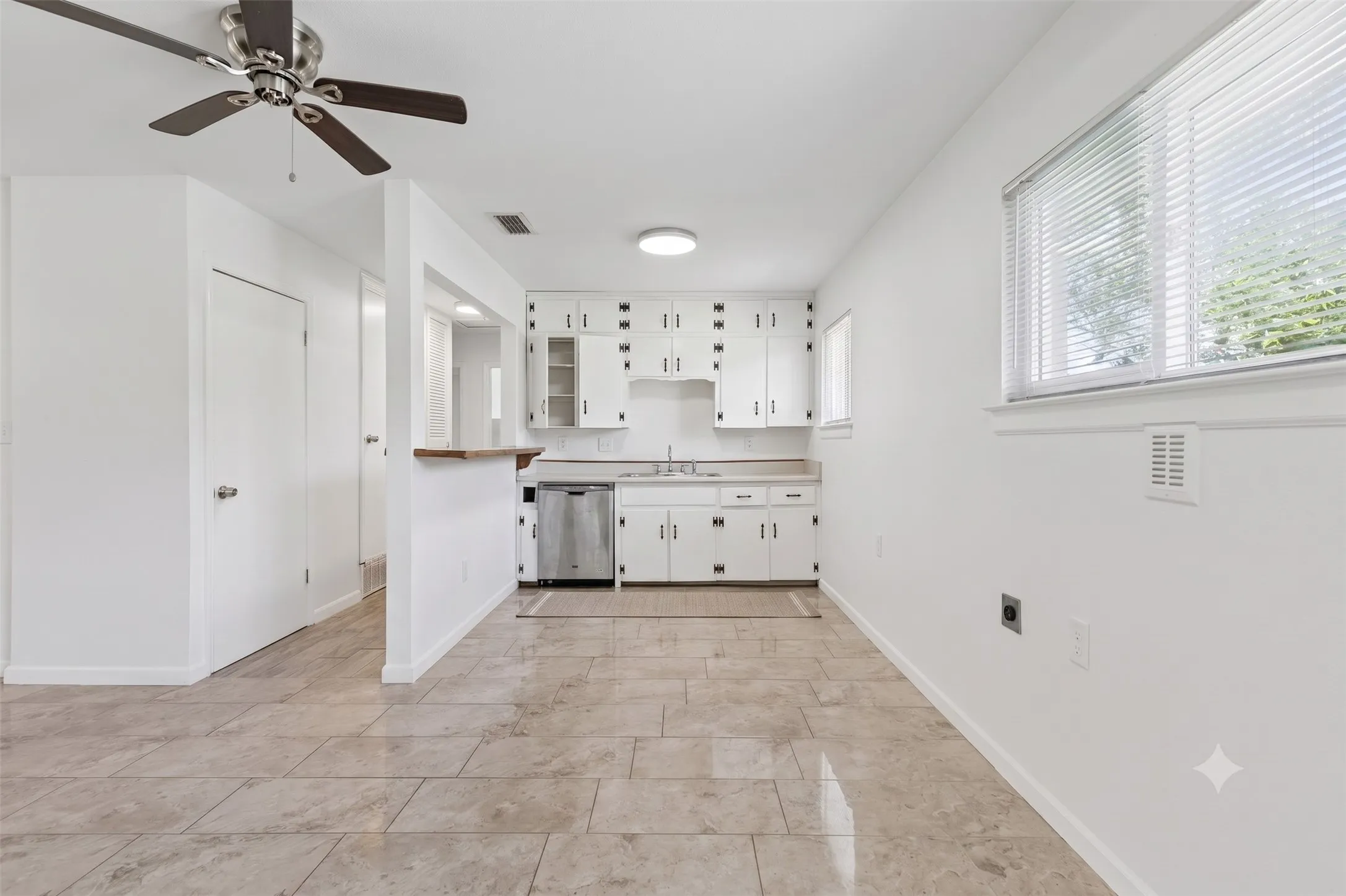 Single Family Residence For Sale in Tarrant County , 2013 Alan A Dale Road, Arlington, Texas 76013, 3 Bedroom, 2 Bathroom, Garage spaces, 1,376 Sqft, built in 1959, mls#21287019, Real Estate Agent in Arlington, Homes For Sale in Tarrant county, Homes For Sale in Arlington, Realtor in Arlington Texas, Real Estate Brokerage Independent Realty Texas, Luminita Cordes Realtor