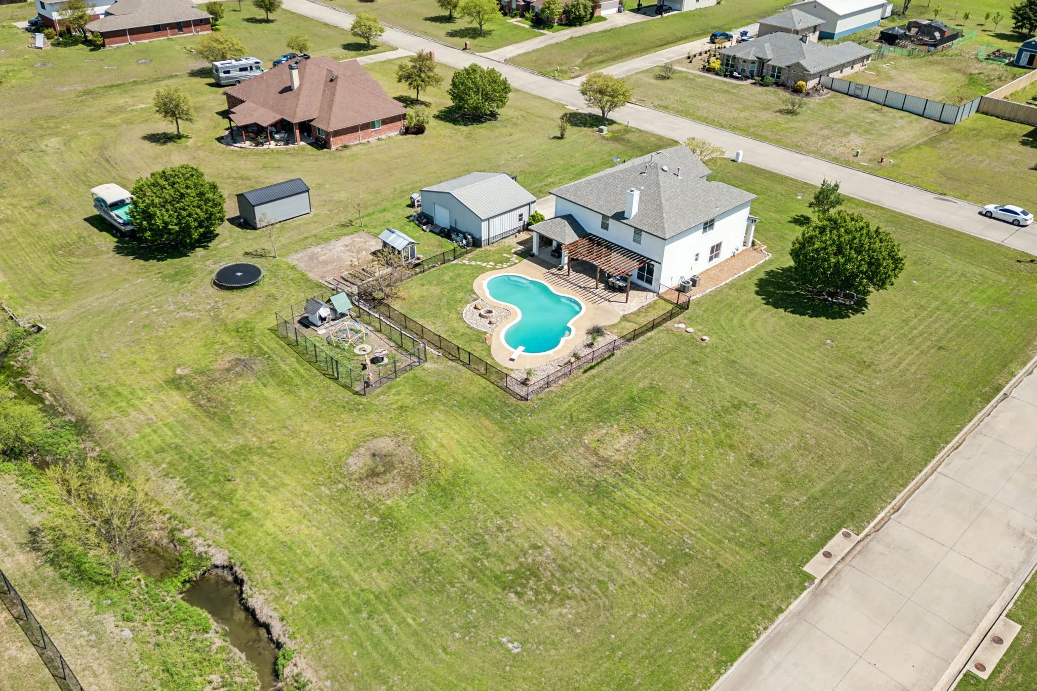 Single Family Residence For Sale in Collin County , 600 Lake Shadow Drive, Lavon, Texas 75166, 4 Bedroom, 3 Bathroom, 3 Garage spaces, 3,216 Sqft, built in 2002, mls#21282842, Real Estate Agent in Lavon, Homes For Sale in Collin county, Homes For Sale in Lavon, Realtor in Lavon Texas, Real Estate Brokerage Independent Realty Texas, Luminita Cordes Realtor