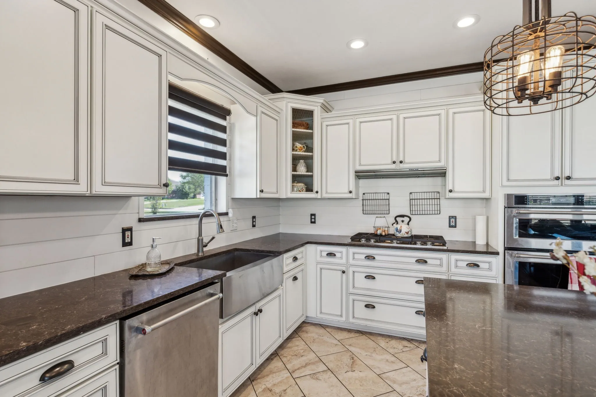 5 Burner gas cooktop, with recess lighting, lots of cabinets island storage!