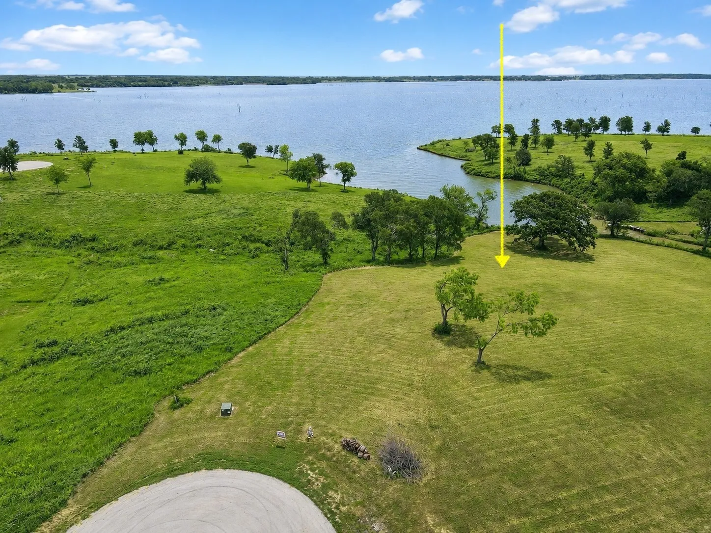 Aerial view highlights the spacious 1.38-acre lot and Richland Chambers Lake frontage.
