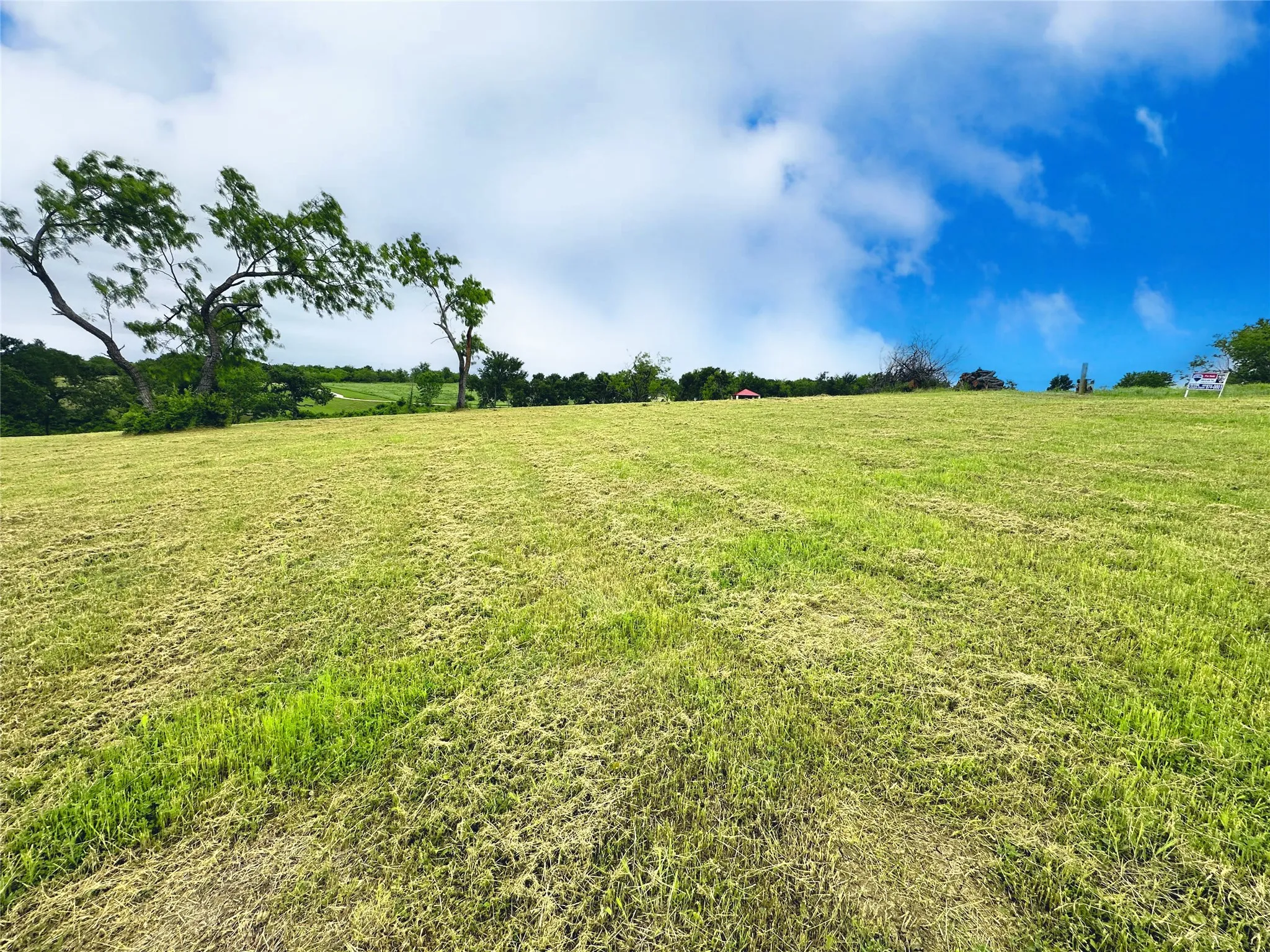Wide grassy build site provides room to design your Richland Chambers Lake dream home.