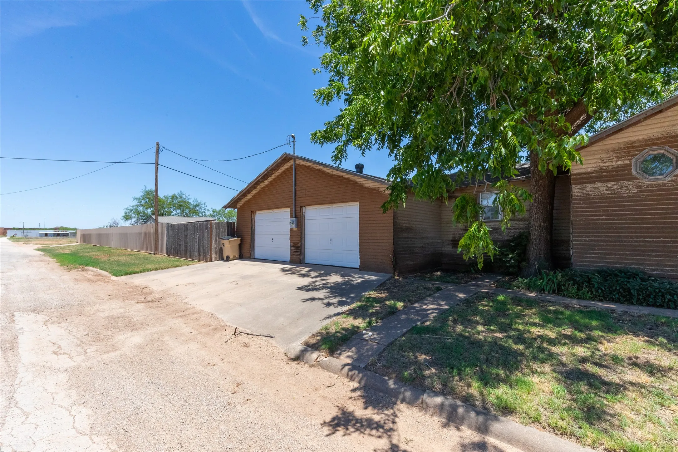 Single Family Residence For Sale in Jones County , 1132 Westover Drive, Anson, Texas 79501, 3 Bedroom, 3 Bathroom, 2 Garage spaces, 1,616 Sqft, built in 1950, mls#21288170, Real Estate Agent in Anson, Homes For Sale in Jones county, Homes For Sale in Anson, Realtor in Anson Texas, Real Estate Brokerage Independent Realty Texas, Luminita Cordes Realtor