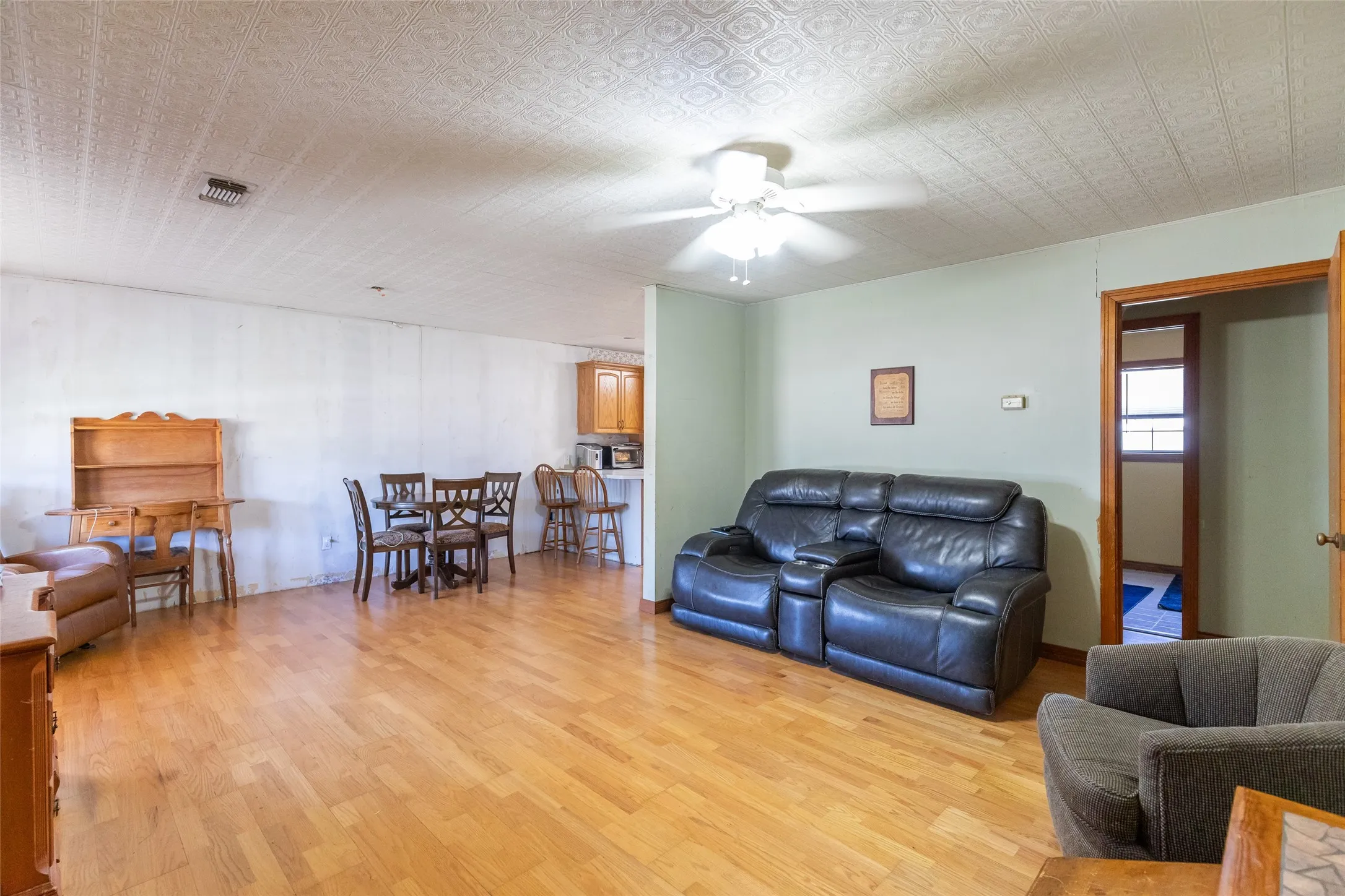 Single Family Residence For Sale in Jones County , 1132 Westover Drive, Anson, Texas 79501, 3 Bedroom, 3 Bathroom, 2 Garage spaces, 1,616 Sqft, built in 1950, mls#21288170, Real Estate Agent in Anson, Homes For Sale in Jones county, Homes For Sale in Anson, Realtor in Anson Texas, Real Estate Brokerage Independent Realty Texas, Luminita Cordes Realtor