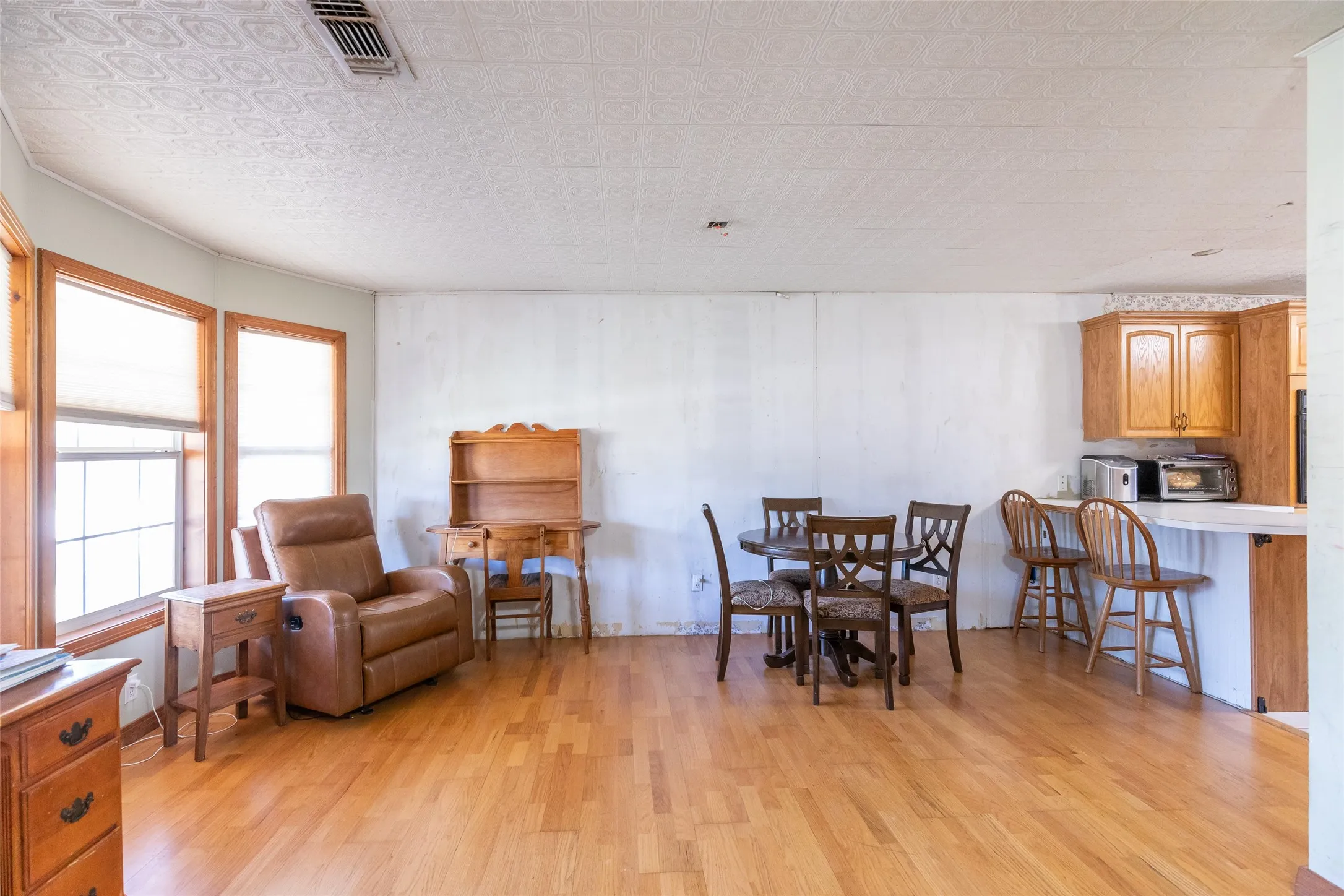Single Family Residence For Sale in Jones County , 1132 Westover Drive, Anson, Texas 79501, 3 Bedroom, 3 Bathroom, 2 Garage spaces, 1,616 Sqft, built in 1950, mls#21288170, Real Estate Agent in Anson, Homes For Sale in Jones county, Homes For Sale in Anson, Realtor in Anson Texas, Real Estate Brokerage Independent Realty Texas, Luminita Cordes Realtor