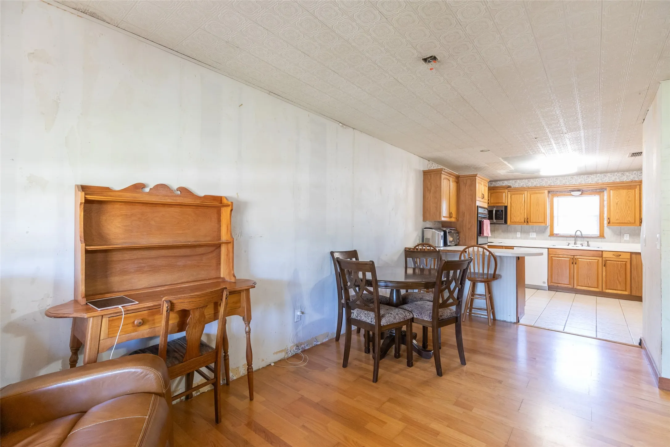 Single Family Residence For Sale in Jones County , 1132 Westover Drive, Anson, Texas 79501, 3 Bedroom, 3 Bathroom, 2 Garage spaces, 1,616 Sqft, built in 1950, mls#21288170, Real Estate Agent in Anson, Homes For Sale in Jones county, Homes For Sale in Anson, Realtor in Anson Texas, Real Estate Brokerage Independent Realty Texas, Luminita Cordes Realtor