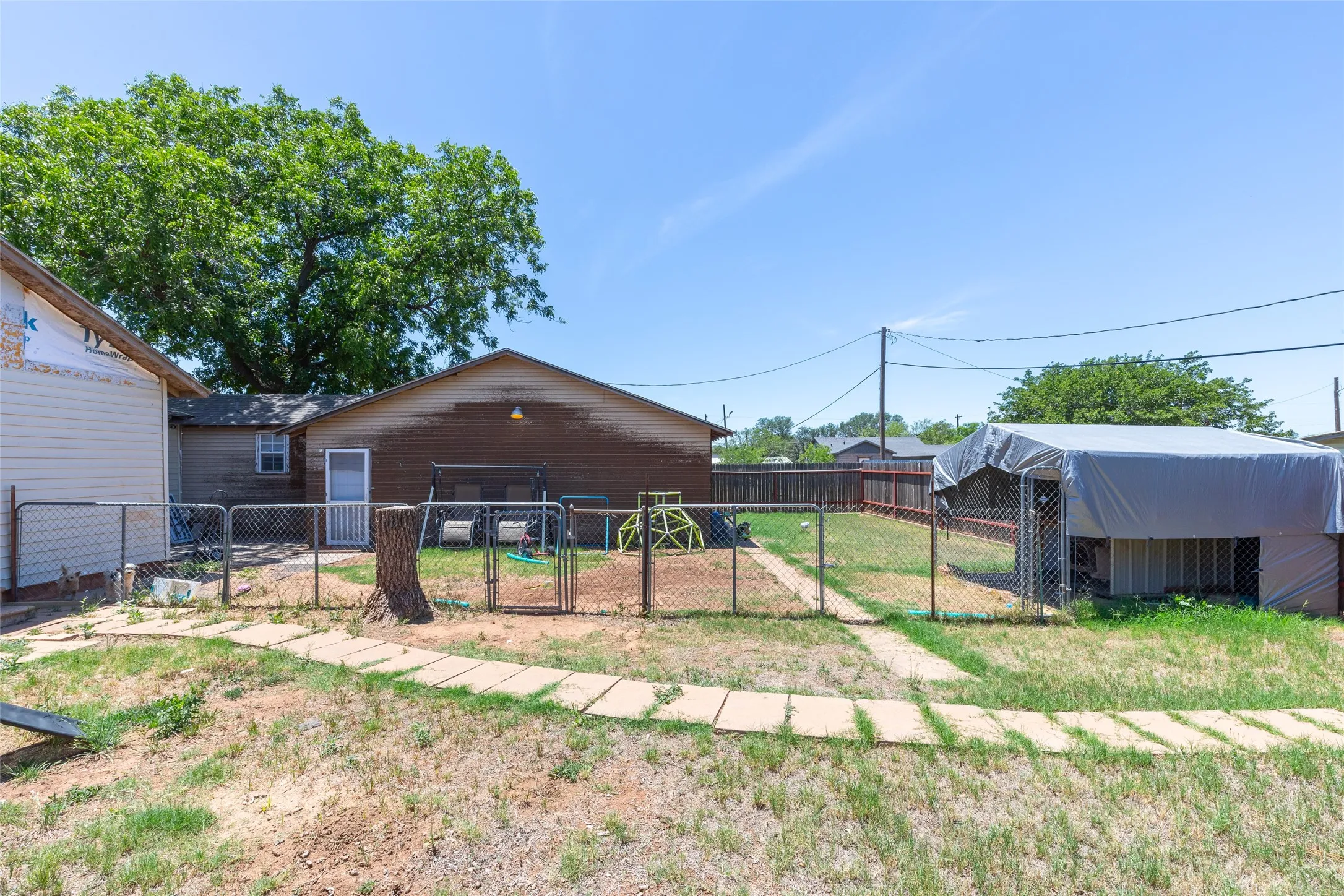 Single Family Residence For Sale in Jones County , 1132 Westover Drive, Anson, Texas 79501, 3 Bedroom, 3 Bathroom, 2 Garage spaces, 1,616 Sqft, built in 1950, mls#21288170, Real Estate Agent in Anson, Homes For Sale in Jones county, Homes For Sale in Anson, Realtor in Anson Texas, Real Estate Brokerage Independent Realty Texas, Luminita Cordes Realtor