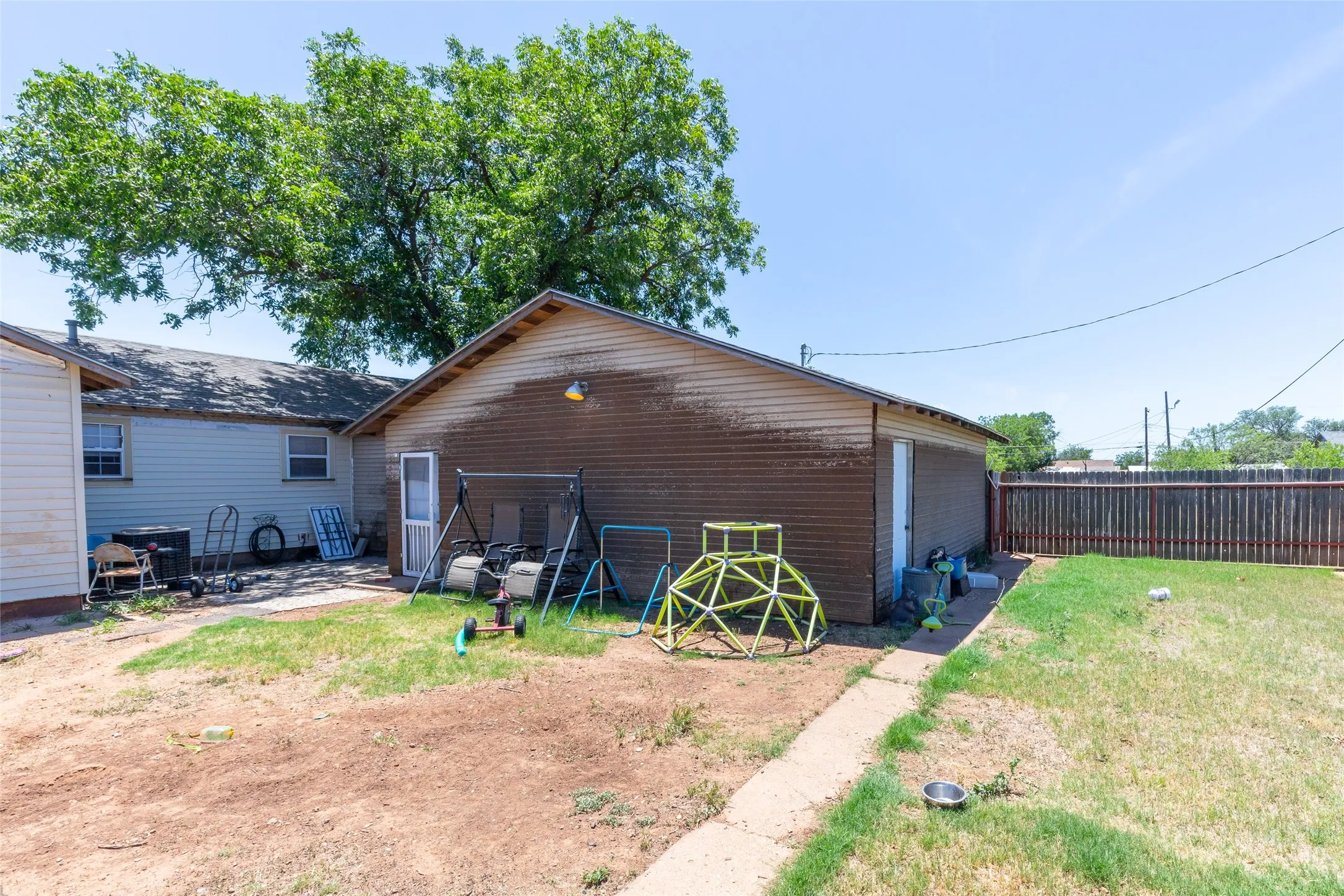 Single Family Residence For Sale in Jones County , 1132 Westover Drive, Anson, Texas 79501, 3 Bedroom, 3 Bathroom, 2 Garage spaces, 1,616 Sqft, built in 1950, mls#21288170, Real Estate Agent in Anson, Homes For Sale in Jones county, Homes For Sale in Anson, Realtor in Anson Texas, Real Estate Brokerage Independent Realty Texas, Luminita Cordes Realtor