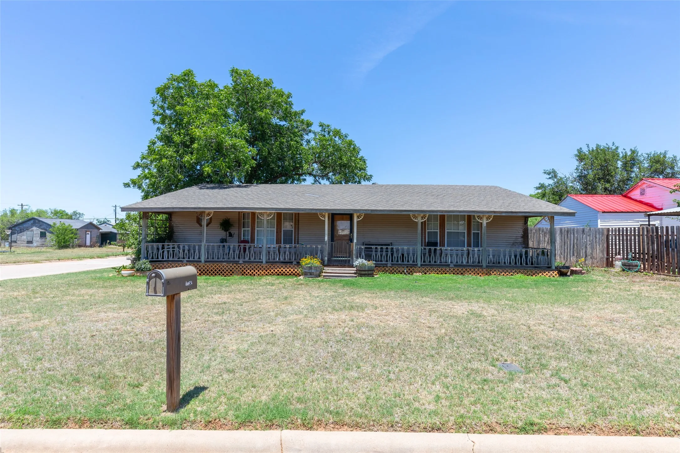 Single Family Residence For Sale in Jones County , 1132 Westover Drive, Anson, Texas 79501, 3 Bedroom, 3 Bathroom, 2 Garage spaces, 1,616 Sqft, built in 1950, mls#21288170, Real Estate Agent in Anson, Homes For Sale in Jones county, Homes For Sale in Anson, Realtor in Anson Texas, Real Estate Brokerage Independent Realty Texas, Luminita Cordes Realtor