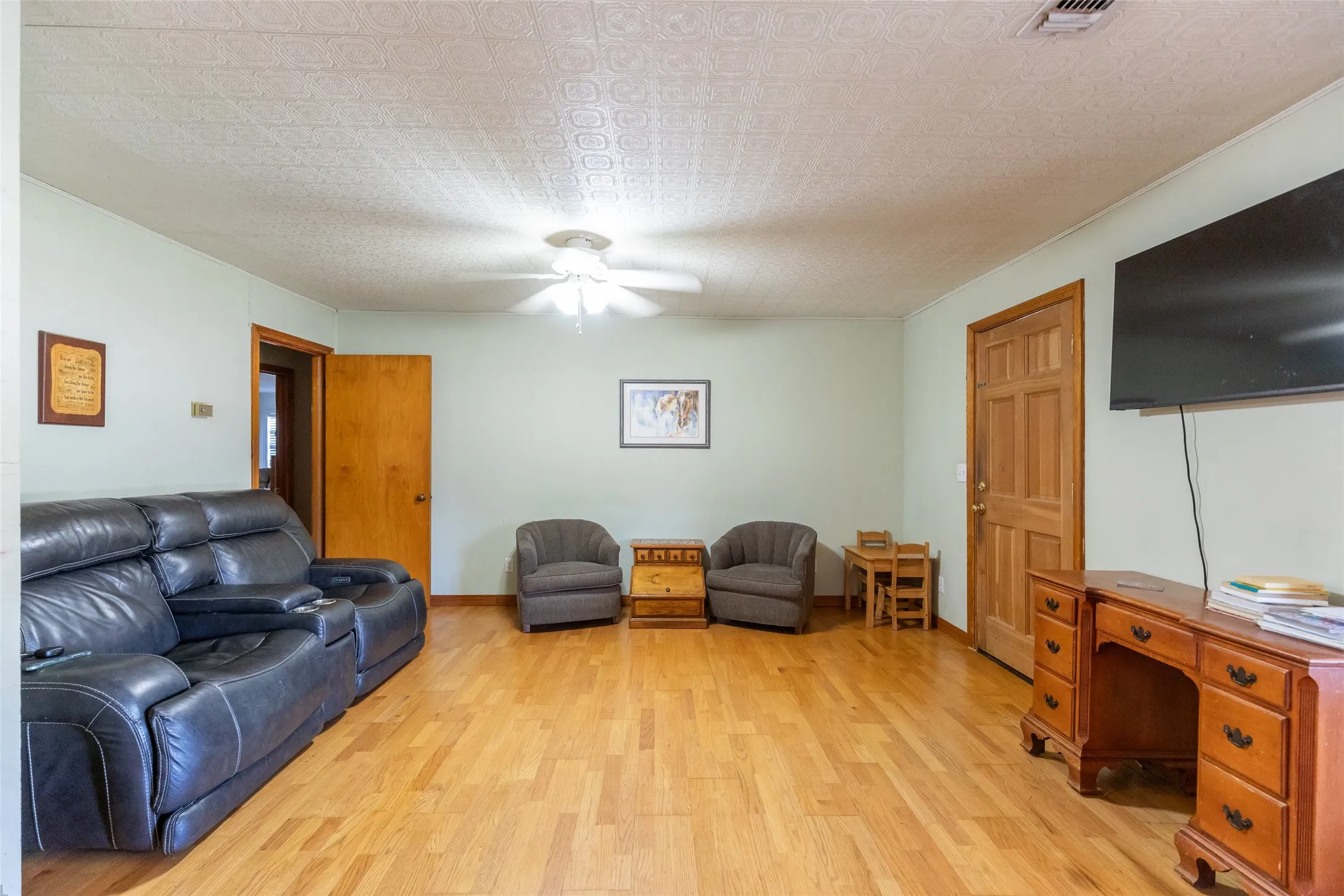 Single Family Residence For Sale in Jones County , 1132 Westover Drive, Anson, Texas 79501, 3 Bedroom, 3 Bathroom, 2 Garage spaces, 1,616 Sqft, built in 1950, mls#21288170, Real Estate Agent in Anson, Homes For Sale in Jones county, Homes For Sale in Anson, Realtor in Anson Texas, Real Estate Brokerage Independent Realty Texas, Luminita Cordes Realtor