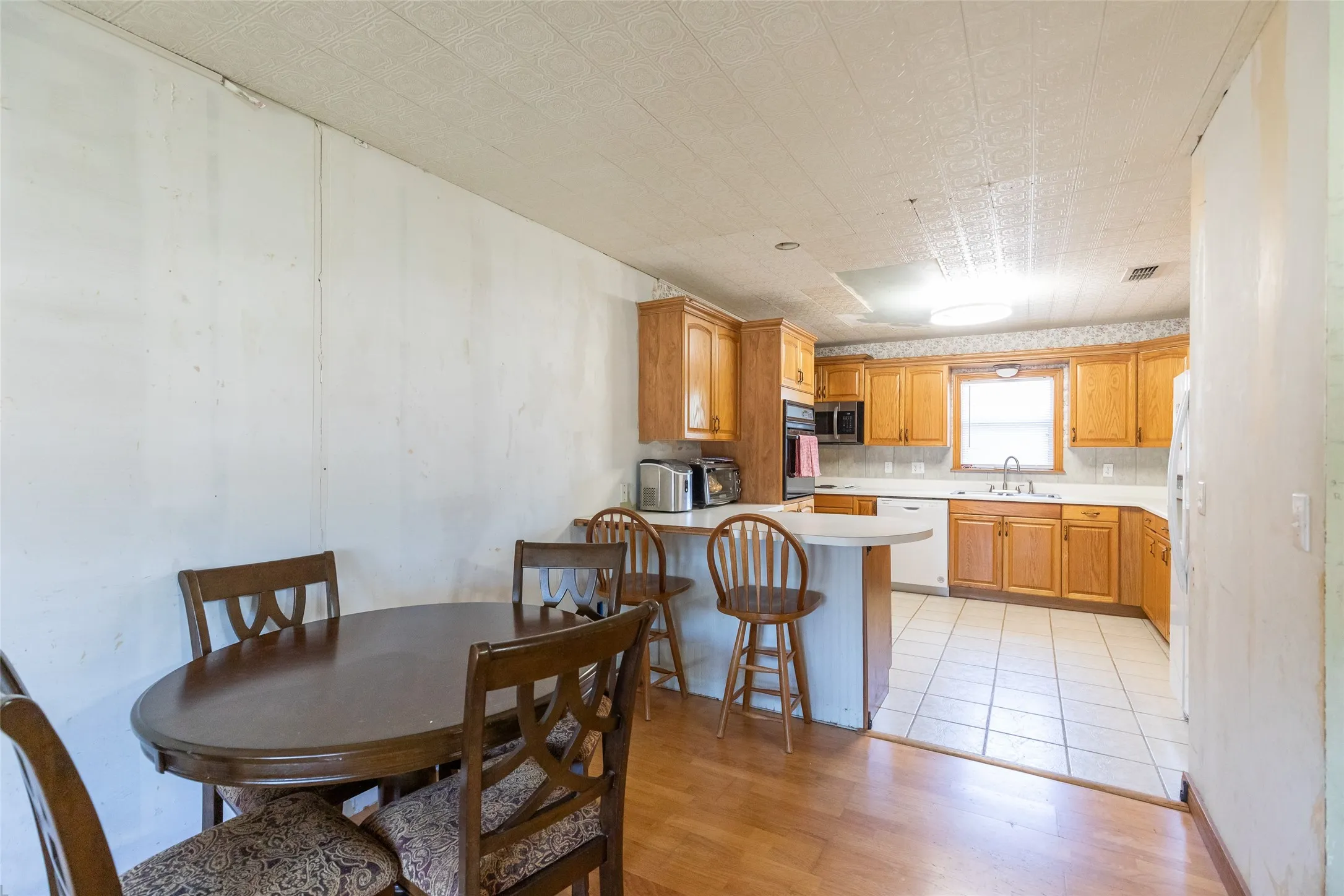Single Family Residence For Sale in Jones County , 1132 Westover Drive, Anson, Texas 79501, 3 Bedroom, 3 Bathroom, 2 Garage spaces, 1,616 Sqft, built in 1950, mls#21288170, Real Estate Agent in Anson, Homes For Sale in Jones county, Homes For Sale in Anson, Realtor in Anson Texas, Real Estate Brokerage Independent Realty Texas, Luminita Cordes Realtor