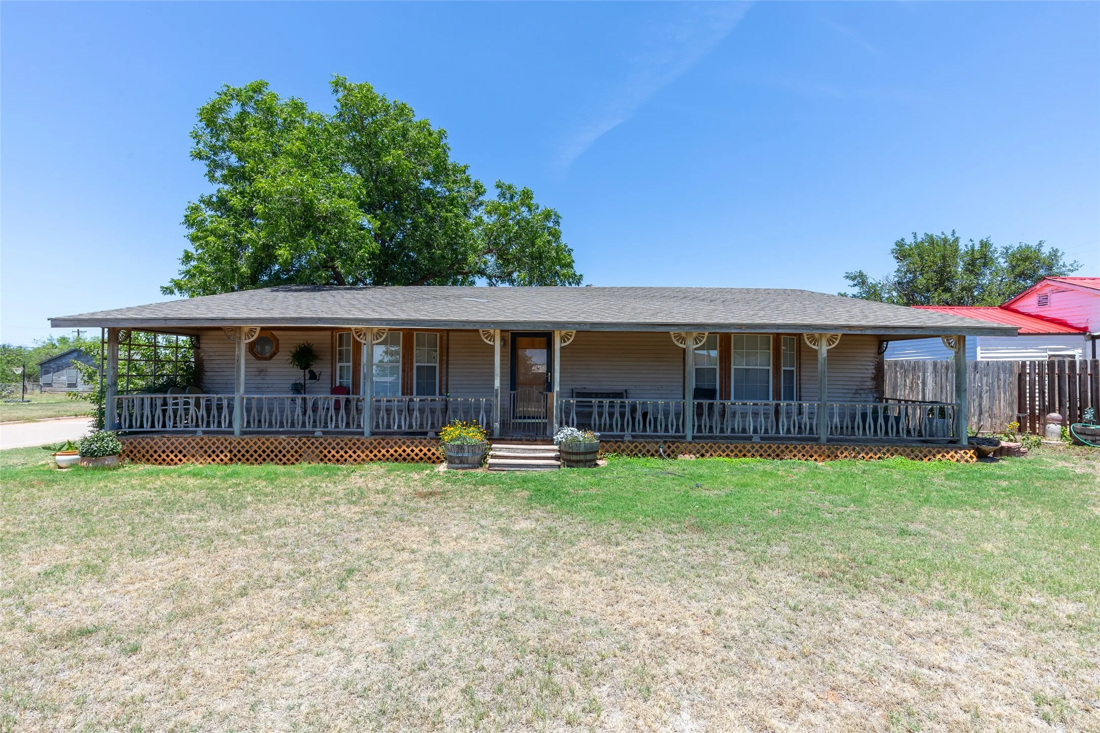 Single Family Residence For Sale in Jones County , 1132 Westover Drive, Anson, Texas 79501, 3 Bedroom, 3 Bathroom, 2 Garage spaces, 1,616 Sqft, built in 1950, mls#21288170, Real Estate Agent in Anson, Homes For Sale in Jones county, Homes For Sale in Anson, Realtor in Anson Texas, Real Estate Brokerage Independent Realty Texas, Luminita Cordes Realtor