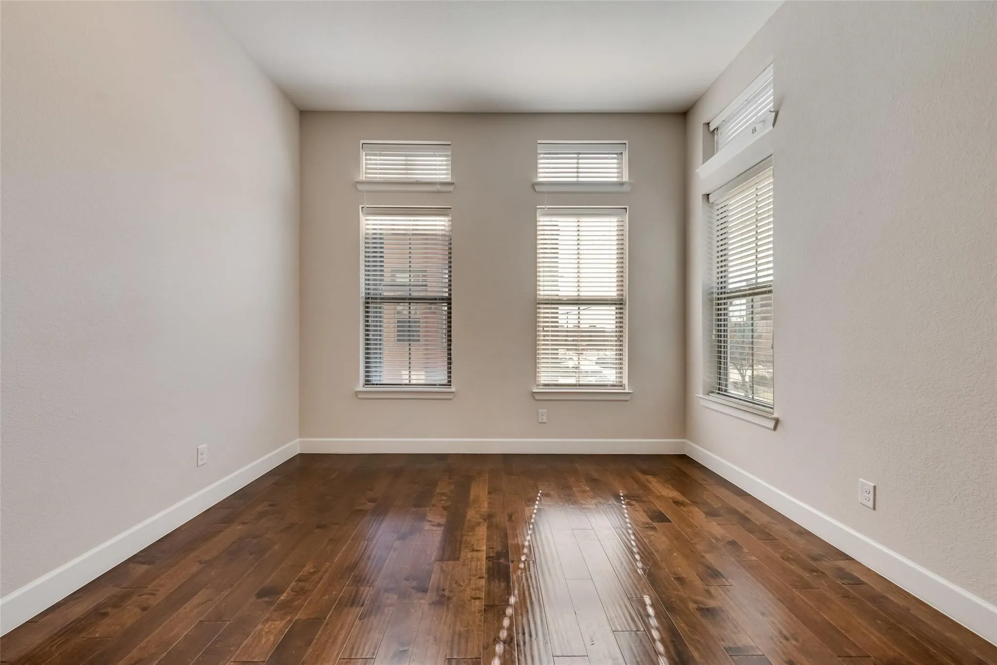 Townhouse For Rent in Dallas County , 1310 Branchwood Place, Dallas, Texas 75215, 3 Bedroom, 4 Bathroom, 2 Garage spaces, 2,396 Sqft, built in 2017, mls#21282446, Real Estate Agent in Dallas, Homes For Rent in Dallas county, Homes For Rent in Dallas, Realtor in Dallas Texas, Real Estate Brokerage Independent Realty Texas, Luminita Cordes Realtor