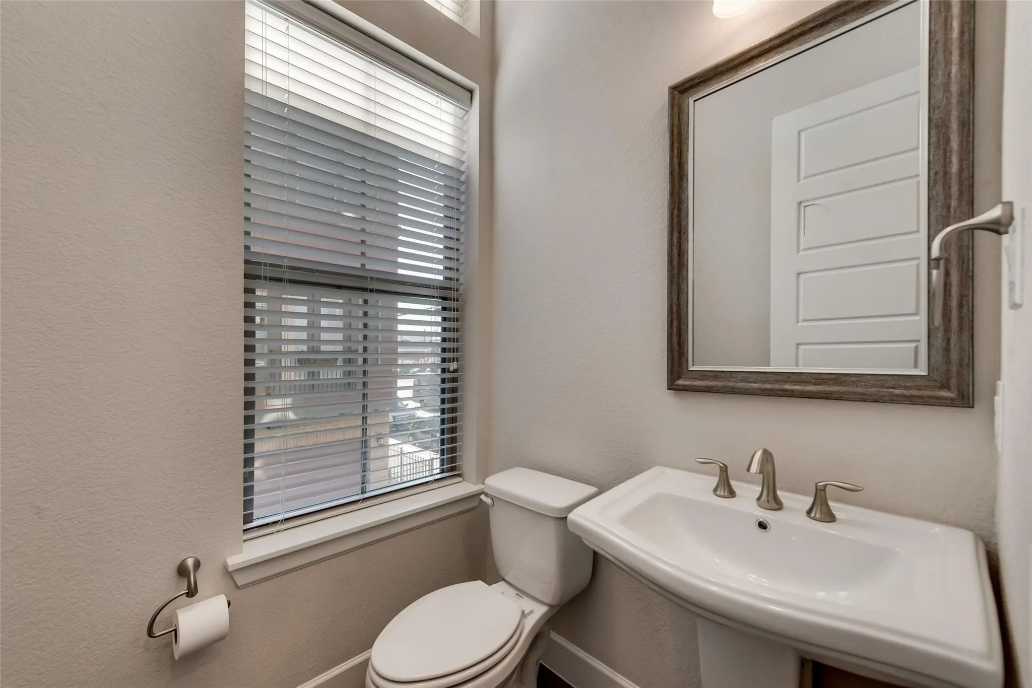 Townhouse For Rent in Dallas County , 1310 Branchwood Place, Dallas, Texas 75215, 3 Bedroom, 4 Bathroom, 2 Garage spaces, 2,396 Sqft, built in 2017, mls#21282446, Real Estate Agent in Dallas, Homes For Rent in Dallas county, Homes For Rent in Dallas, Realtor in Dallas Texas, Real Estate Brokerage Independent Realty Texas, Luminita Cordes Realtor