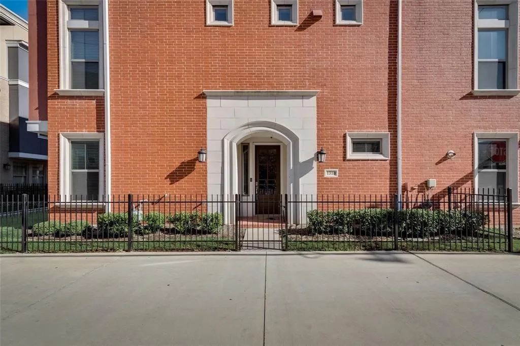 Townhouse For Rent in Dallas County , 1310 Branchwood Place, Dallas, Texas 75215, 3 Bedroom, 4 Bathroom, 2 Garage spaces, 2,396 Sqft, built in 2017, mls#21282446, Real Estate Agent in Dallas, Homes For Rent in Dallas county, Homes For Rent in Dallas, Realtor in Dallas Texas, Real Estate Brokerage Independent Realty Texas, Luminita Cordes Realtor