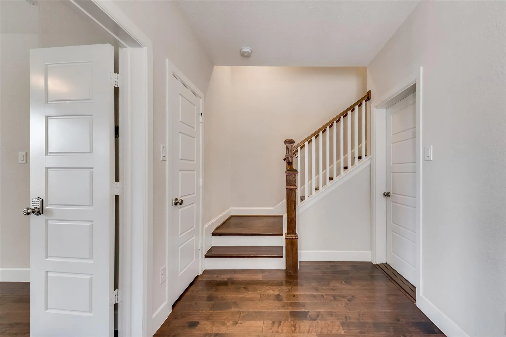 Townhouse For Rent in Dallas County , 1310 Branchwood Place, Dallas, Texas 75215, 3 Bedroom, 4 Bathroom, 2 Garage spaces, 2,396 Sqft, built in 2017, mls#21282446, Real Estate Agent in Dallas, Homes For Rent in Dallas county, Homes For Rent in Dallas, Realtor in Dallas Texas, Real Estate Brokerage Independent Realty Texas, Luminita Cordes Realtor