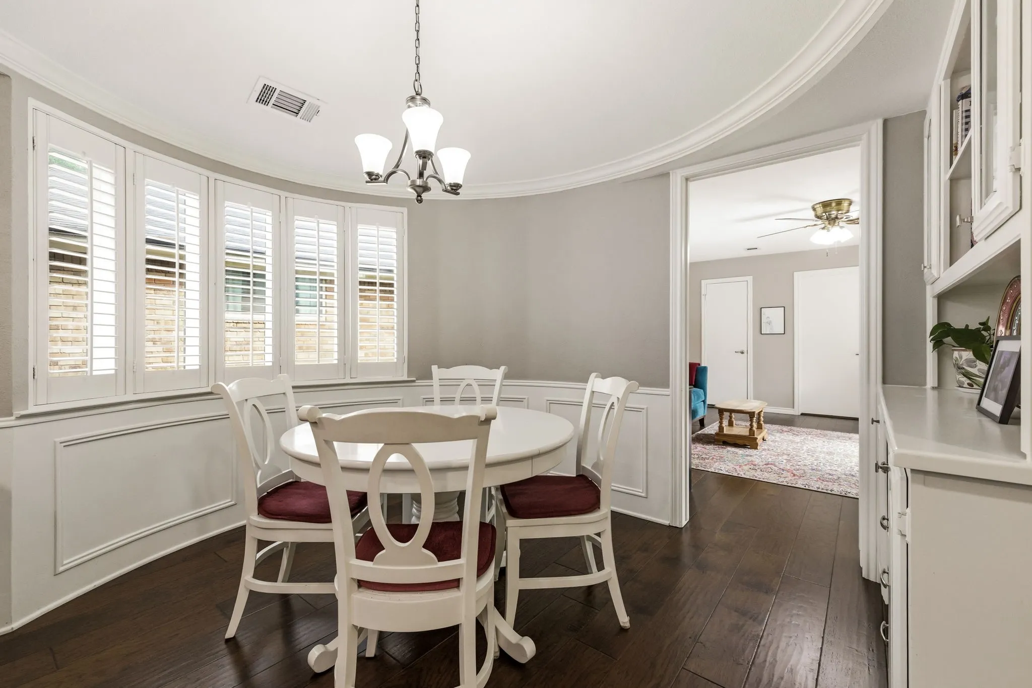 Single Family Residence For Sale in Dallas County , 9519 Robin Meadow Drive, Dallas, Texas 75243, 3 Bedrooms, 3 Bathrooms, 3 Garage spaces, 2,498 Sqft, built in 1975, Price $699,000, mls#21289477, Real Estate Agent in Dallas, Homes For Sale in Dallas county, Homes For Sale in Dallas, Realtor in Dallas Texas, Real Estate Brokerage Independent Realty Texas, Luminita Cordes Realtor