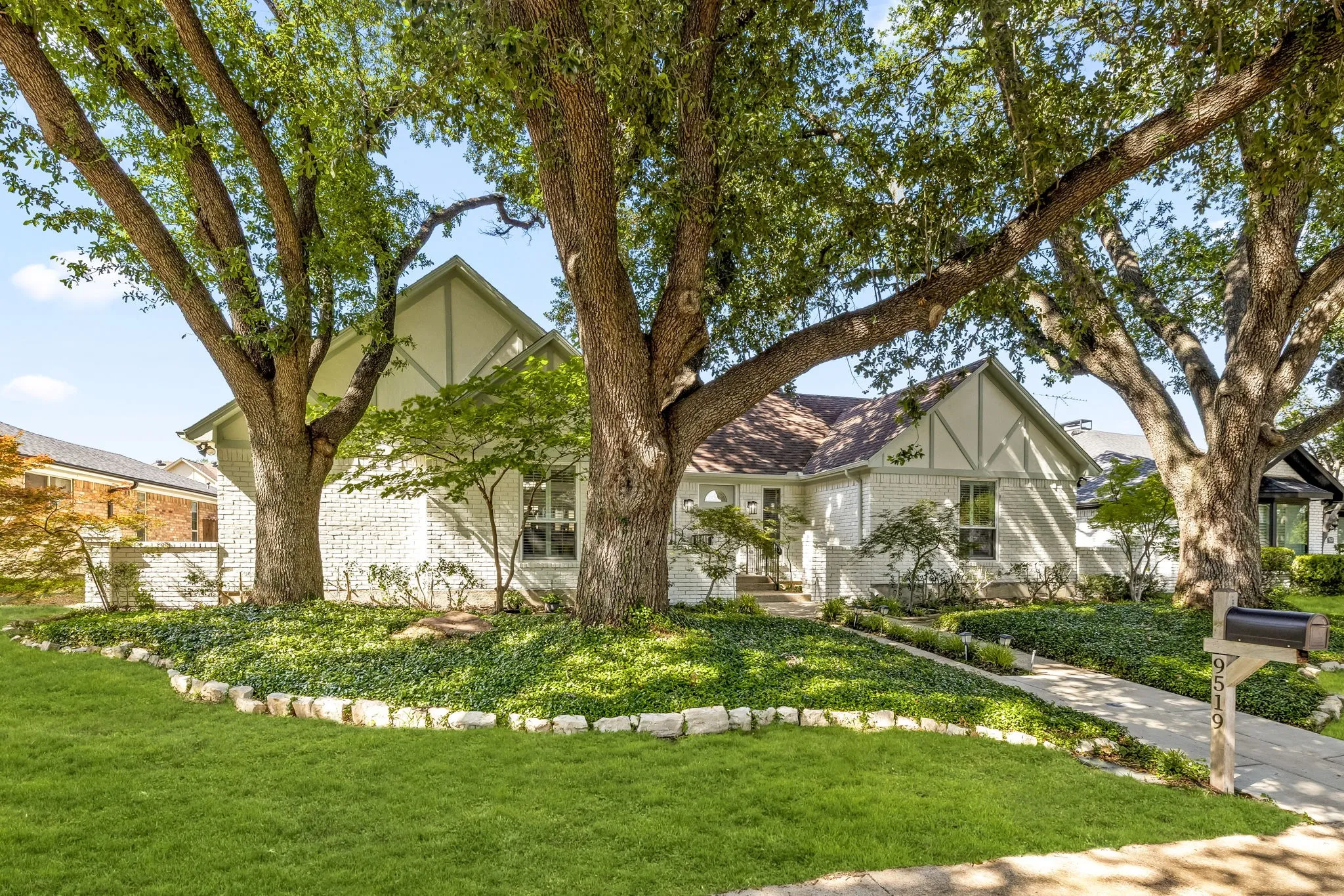 Single Family Residence For Sale in Dallas County , 9519 Robin Meadow Drive, Dallas, Texas 75243, 3 Bedrooms, 3 Bathrooms, 3 Garage spaces, 2,498 Sqft, built in 1975, Price $699,000, mls#21289477, Real Estate Agent in Dallas, Homes For Sale in Dallas county, Homes For Sale in Dallas, Realtor in Dallas Texas, Real Estate Brokerage Independent Realty Texas, Luminita Cordes Realtor