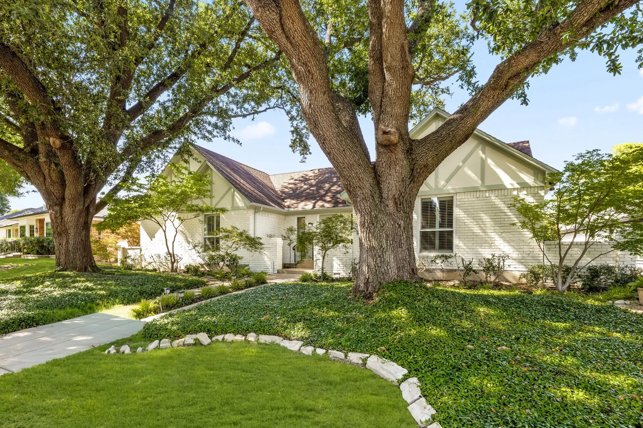 Single Family Residence For Sale in Dallas County , 9519 Robin Meadow Drive, Dallas, Texas 75243, 3 Bedrooms, 3 Bathrooms, 3 Garage spaces, 2,498 Sqft, built in 1975, Price $699,000, mls#21289477, Real Estate Agent in Dallas, Homes For Sale in Dallas county, Homes For Sale in Dallas, Realtor in Dallas Texas, Real Estate Brokerage Independent Realty Texas, Luminita Cordes Realtor