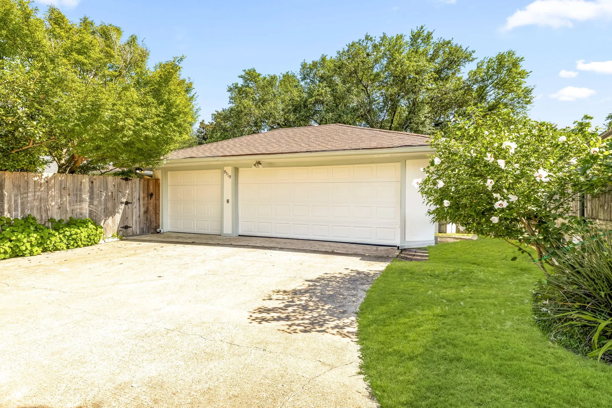 Single Family Residence For Sale in Dallas County , 9519 Robin Meadow Drive, Dallas, Texas 75243, 3 Bedrooms, 3 Bathrooms, 3 Garage spaces, 2,498 Sqft, built in 1975, Price $699,000, mls#21289477, Real Estate Agent in Dallas, Homes For Sale in Dallas county, Homes For Sale in Dallas, Realtor in Dallas Texas, Real Estate Brokerage Independent Realty Texas, Luminita Cordes Realtor
