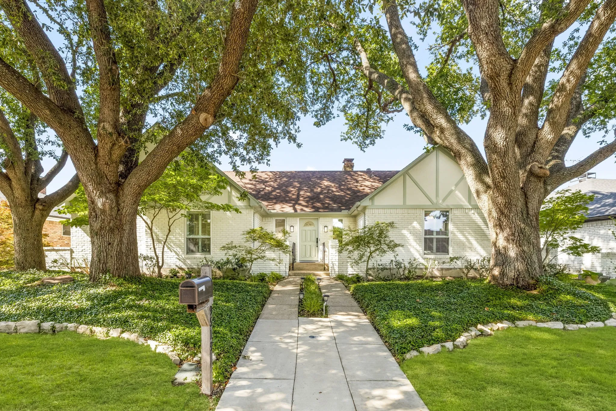Single Family Residence For Sale in Dallas County , 9519 Robin Meadow Drive, Dallas, Texas 75243, 3 Bedrooms, 3 Bathrooms, 3 Garage spaces, 2,498 Sqft, built in 1975, Price $699,000, mls#21289477, Real Estate Agent in Dallas, Homes For Sale in Dallas county, Homes For Sale in Dallas, Realtor in Dallas Texas, Real Estate Brokerage Independent Realty Texas, Luminita Cordes Realtor