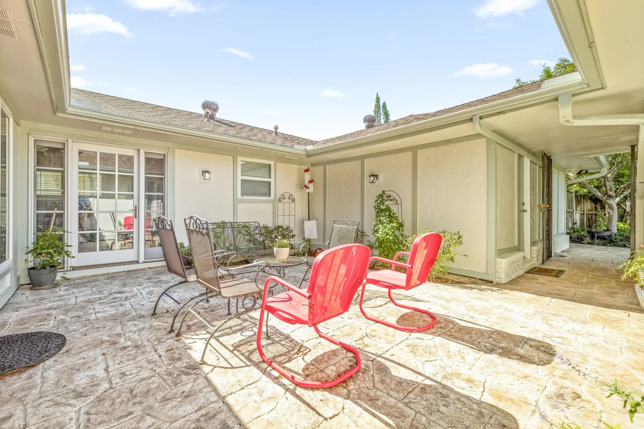 Single Family Residence For Sale in Dallas County , 9519 Robin Meadow Drive, Dallas, Texas 75243, 3 Bedrooms, 3 Bathrooms, 3 Garage spaces, 2,498 Sqft, built in 1975, Price $699,000, mls#21289477, Real Estate Agent in Dallas, Homes For Sale in Dallas county, Homes For Sale in Dallas, Realtor in Dallas Texas, Real Estate Brokerage Independent Realty Texas, Luminita Cordes Realtor