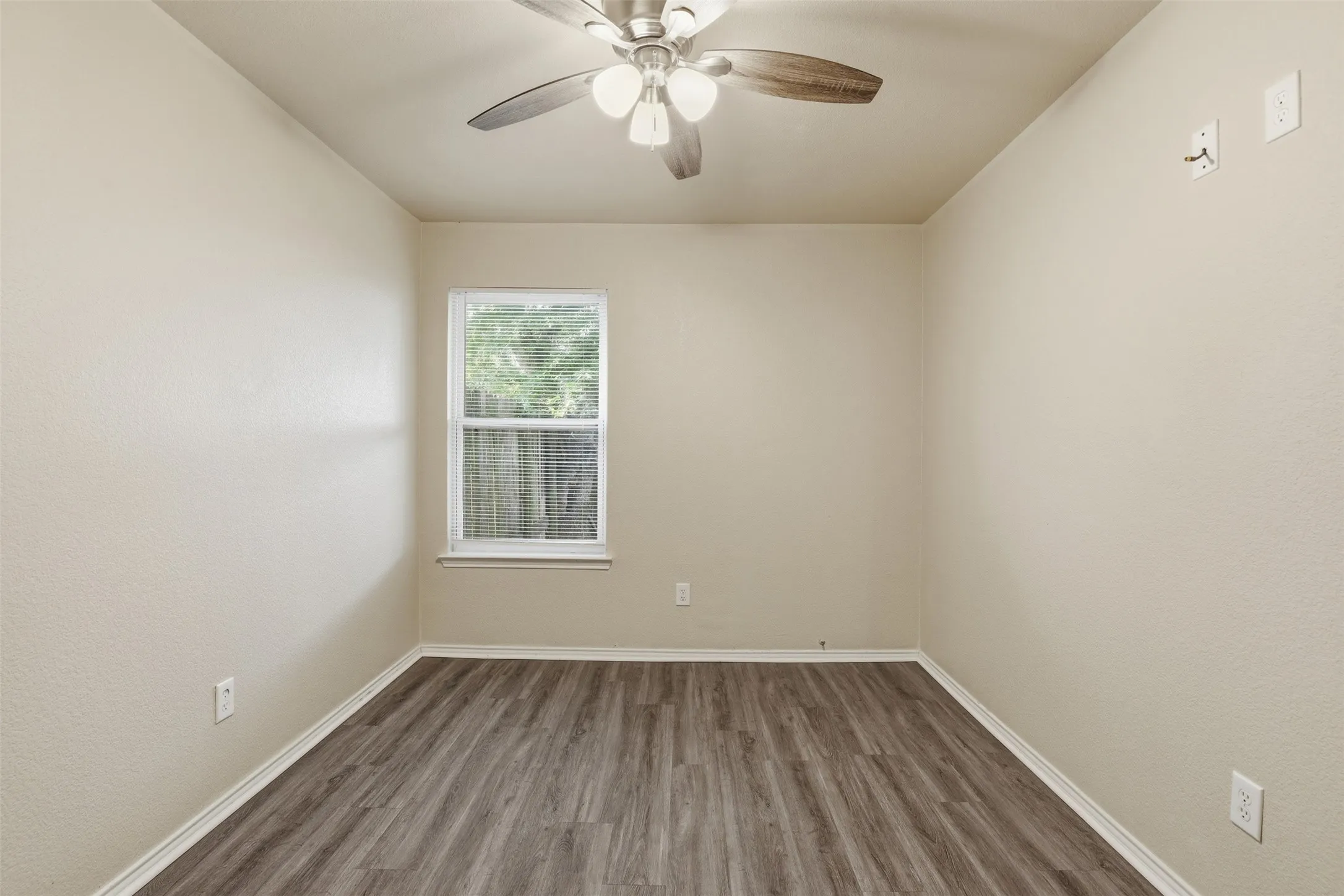 Single Family Residence For Sale in Tarrant County , 1452 Pine Lane, Fort Worth, Texas 76140, 3 Bedroom, 2 Bathroom, 1 Garage spaces, 1,098 Sqft, built in 2004, mls#21289127, Real Estate Agent in Fort Worth, Homes For Sale in Tarrant county, Homes For Sale in Fort Worth, Realtor in Fort Worth Texas, Real Estate Brokerage Independent Realty Texas, Luminita Cordes Realtor
