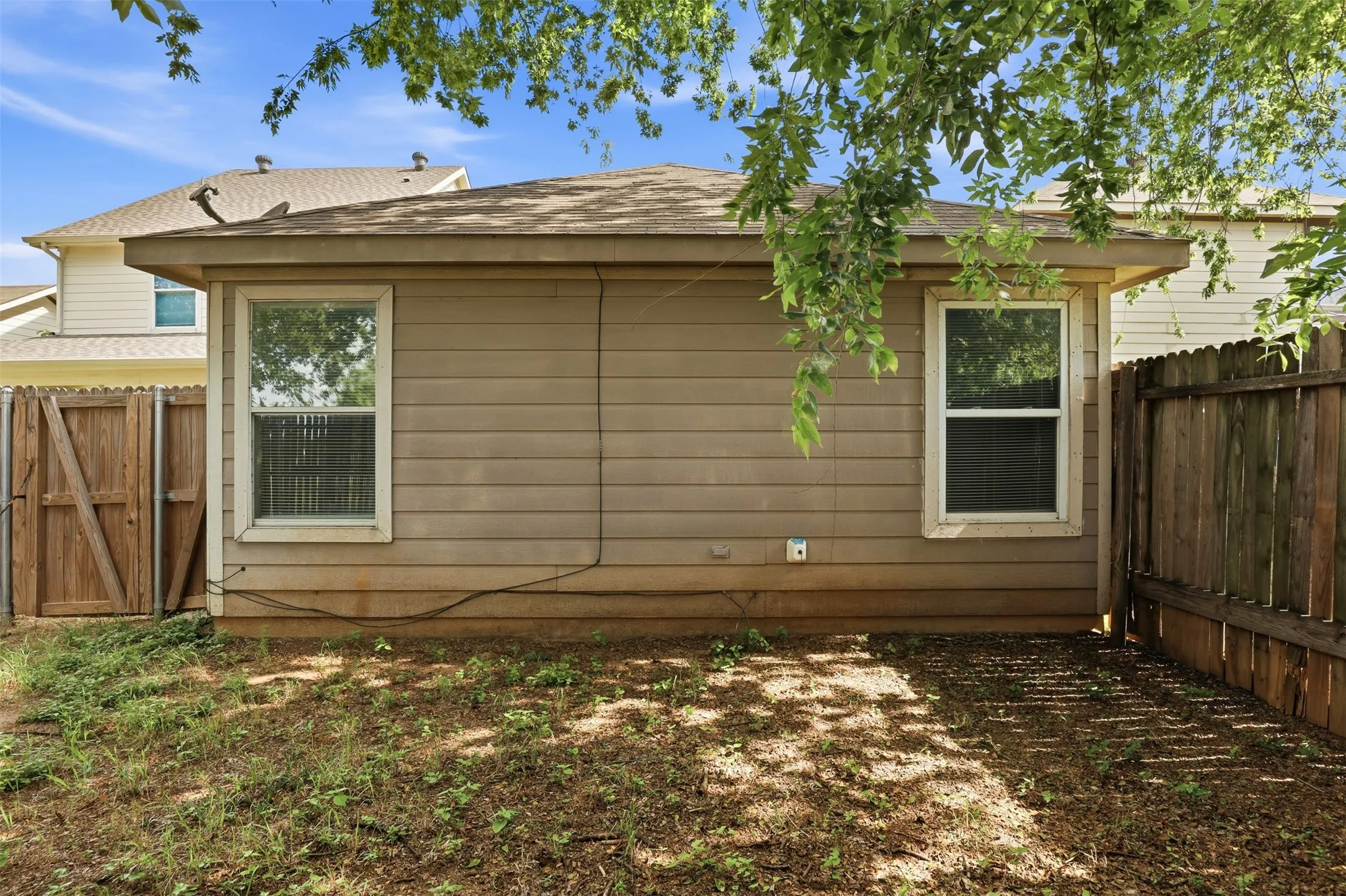 Single Family Residence For Sale in Tarrant County , 1452 Pine Lane, Fort Worth, Texas 76140, 3 Bedroom, 2 Bathroom, 1 Garage spaces, 1,098 Sqft, built in 2004, mls#21289127, Real Estate Agent in Fort Worth, Homes For Sale in Tarrant county, Homes For Sale in Fort Worth, Realtor in Fort Worth Texas, Real Estate Brokerage Independent Realty Texas, Luminita Cordes Realtor